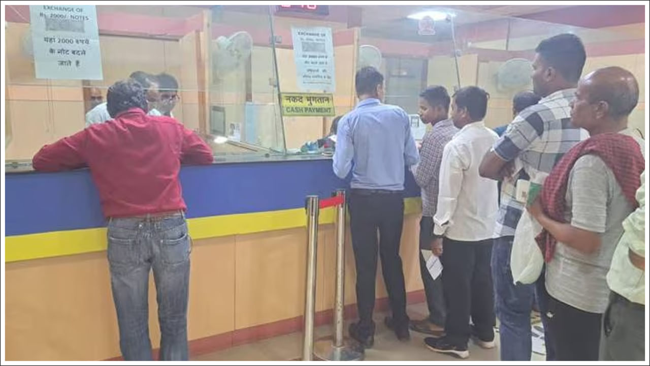 సరళంగా చెప్పాలంటే, రూ.2 లక్షలకు మించి నగదు జమ చేసేటప్పుడు పాన్ నంబర్ అందించడం తప్పనిసరి. ఒక సంవత్సరంలో పొదుపు ఖాతాలో రూ.10 లక్షలకు పైగా, కరెంట్ ఖాతాలో రూ.50 లక్షలకు పైగా డిపాజిట్లు చేస్తే ఆదాయపు పన్ను శాఖకు నివేదిక అందుతుంది. దీనిని నివారించడానికి లావాదేవీల పూర్తి రికార్డును ఉంచండి.