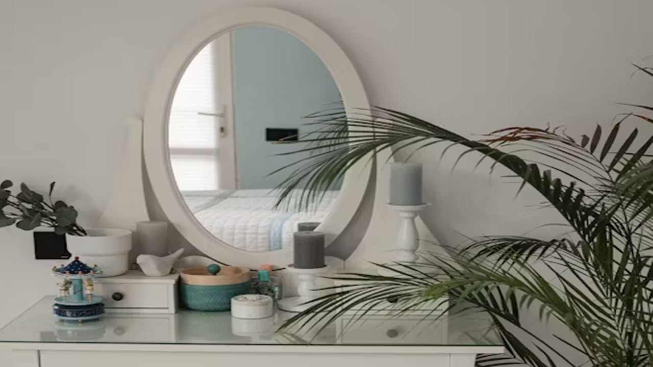 అద్దం: బెడ్‌రూమ్‌లో మంచం ముందు ఎప్పుడూ అద్దం నేరుగా ఉంచకూడదు. నిద్రపోతున్నప్పుడు మీ చిత్రం అద్దంలో ప్రతిబింబిస్తే.. అది ప్రతికూల శక్తిని ఆకర్షిస్తుంది. ఇది నిద్ర సమస్యలు, మానసిక ఒత్తిడి, వైవాహిక సంబంధంలో విభేదాలకు కారణమవుతుంది. పరిహారం: అద్దం తీసివేయడం సాధ్యం కాకపోతే..  రాత్రి సమయంలో అద్దాన్ని ఒక గుడ్డతో కప్పండి లేదా వేరే దిశలో ఉంచండి.
