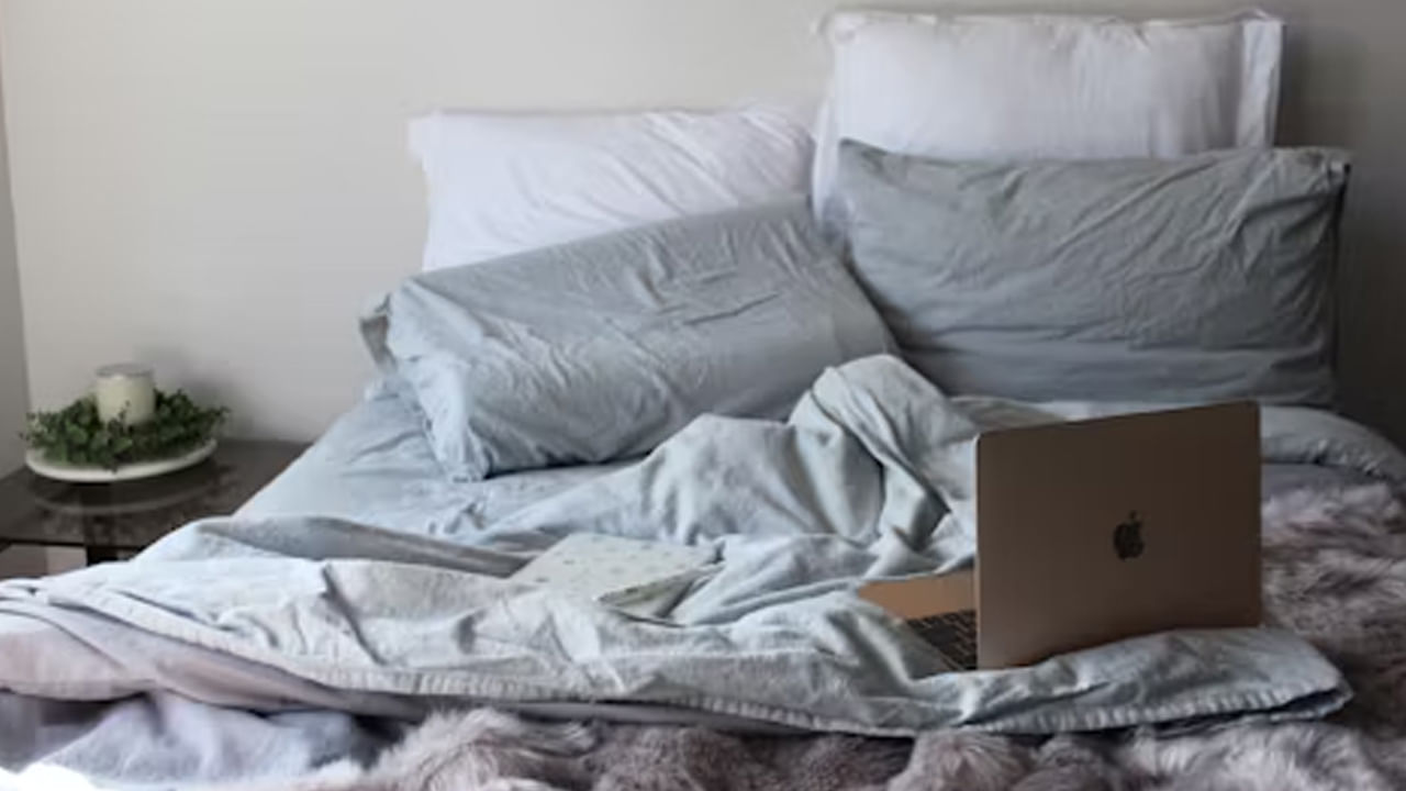 ఎలక్ట్రానిక్ పరికరాలు: బెడ్‌రూమ్‌లో టీవీ, ల్యాప్‌టాప్, మొబైల్ ఛార్జర్ లేదా ఇతర ఎలక్ట్రానిక్ పరికరాలను పెట్టుకోవద్దు. ఈ పరికరాలు విద్యుదయస్కాంత తరంగాలను విడుదల చేస్తాయి. ఇవి ఆరోగ్యంపై ప్రతికూల ప్రభావాన్ని చూపుతాయి. సానుకూల శక్తిని దెబ్బతీస్తాయి. పరిష్కారం: ఈ వస్తువులను బెడ్‌రూమ్‌లోకి పెట్టుకోకుండా ఉండడానికి ప్రయత్నించండి. అవసరమైతే పడుకునే ముందు వాటిని ఆఫ్ చేసి మంచానికి దూరంగా ఉంచండి.