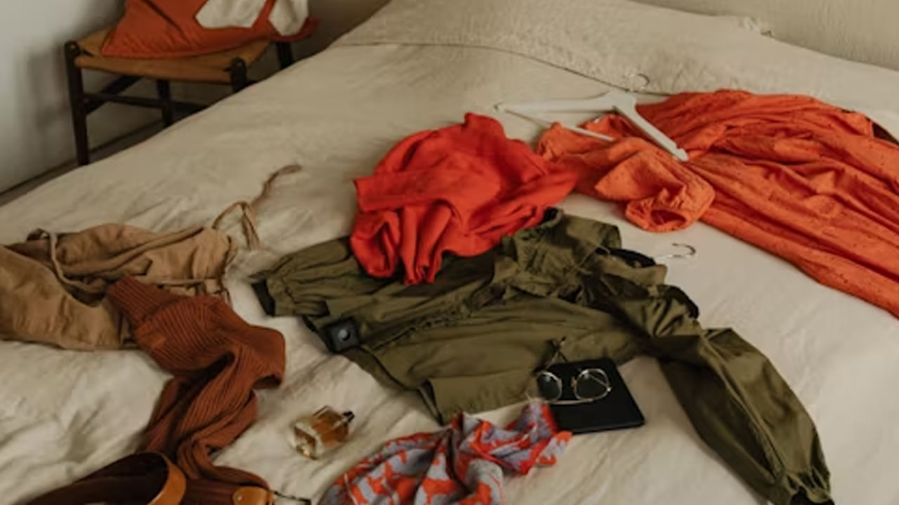 విరిగిన, పాత వస్తువులు: పాత బట్టలు, విరిగిన ఫర్నిచర్, పనికి చేయని ఎలక్ట్రానిక్స్ వస్తువులు లేదా పనికిరాని వస్తువులను బెడ్‌రూమ్‌లో ఉంచడం వల్ల చిందరవందరగా ఉండడమే కాదు ప్రతికూలత పెరుగుతుంది. వాస్తు ప్రకారం ఇటువంటి వస్తువులు జీవితంలో అడ్డంకులను సృష్టిస్తాయి. పరిహారం: ఎల్లప్పుడూ బెడ్‌రూమ్‌ను శుభ్రంగా ఉంచండి. ఉపయోగించని వస్తువులను ఎప్పటికప్పుడు తొలగించండి.
