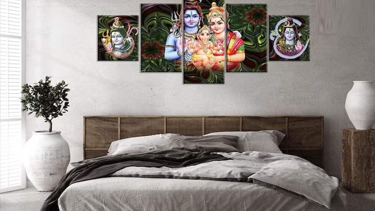 పూజా సామగ్రి: బెడ్ రూమ్ విశ్రాంతి తీసుకునే ప్రదేశం. కనుక బెడ్ రూమ్ లో పూజ స్థలాన్ని లేదా పూజా సామగ్రిని ఉంచడం సముచితంగా పరిగణించబడదు. ఇది నిద్రకు భంగం కలిగించవచ్చు. ఆందోళన కలిగిస్తుంది. పరిహారం: ఇంటి ఈశాన్య మూలలో పూజా గదిని ఉంచడం శుభప్రదంగా పరిగణించబడుతుంది