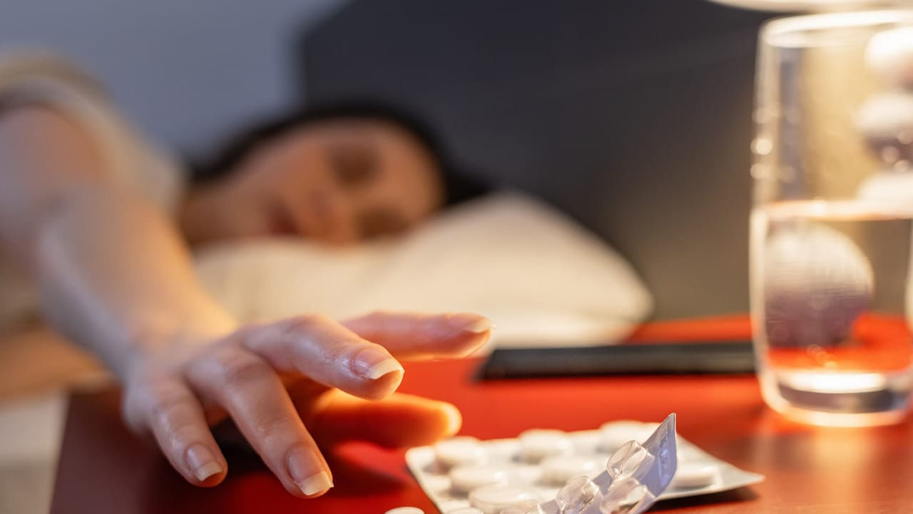  మన పడుకున్నప్పుడు దిండు దగ్గర లేదా మంచం పక్కన మనం వ్యాధులకు ఉపయోగించే మందులు ఉంచకూడదు. ఇలా ఉంచడం ద్వారా ఇంట్లో ఉన్నవారు అనారోగ్యానికి గురయ్యే అవకాశం ఉందని చెబుతున్నారు. దీనివల్ల ఇంట్లో వారికి వ్యాధులు కూడా వస్తాయట. 