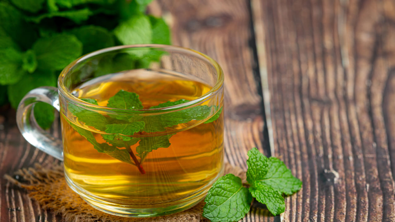 తులసిని ప్రకృతి సౌందర్యాన్ని పెంచేదిగా భావిస్తారు. తులసిలో యాంటీఆక్సిడెంట్, యాంటీ ఇన్ఫ్లమేటరీ, యాంటీ బాక్టీరియల్ లక్షణాలు ఉన్నాయి. ఈ లక్షణాలు శరీరం నుండి విషాన్ని తొలగించి రక్తాన్ని శుద్ధి చేస్తాయి. రక్తం శుద్ధి అయినప్పుడు, ముఖం స్వయంచాలకంగా ప్రకాశిస్తుంది. అందువల్ల రోజూ ఖాళీ కడపుతో తులసి నీరు తాగితే మీరు ఆరోగ్యంగా ఉండడంతో పాటు ప్రకాశవంతమైన ముఖాన్ని పొందుతారు.