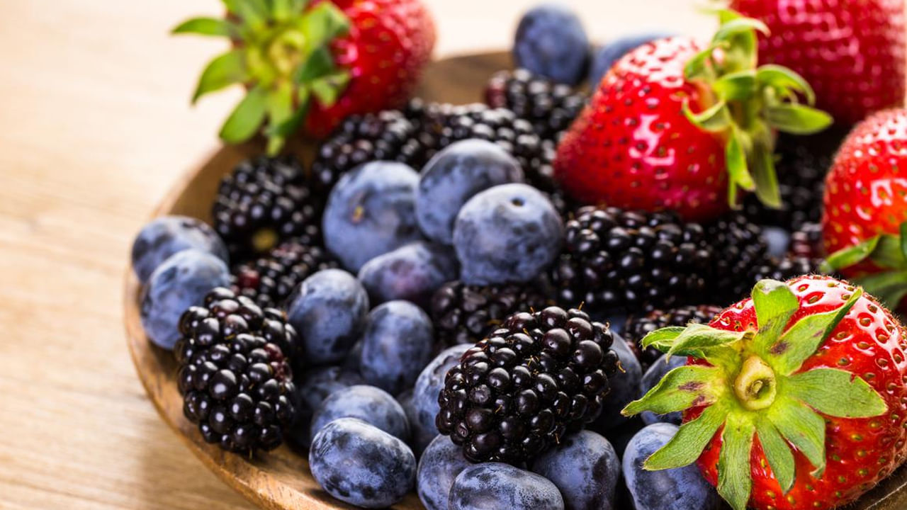 బెర్రీలు: స్ట్రాబెర్రీలు, బ్లూబెర్రీలు, రాస్ప్బెర్రీస్ వంటి బెర్రీలు తినడం చాలా మంచిది. వీటిలో ఇతర పండ్ల కంటే ఎక్కువ యాంటీఆక్సిడెంట్లు ఉంటాయి. ఇది శరీరాన్ని హైడ్రేటెడ్ గా ఉంచుతుంది. ఇది జీర్ణక్రియను సులభతరం చేస్తుంది. ప్రేగులలో మంటను సహజంగా నివారించవచ్చు.వీటిని తింటే కడుపు ఉబ్బరాన్ని తగ్గించడంలో సహాయపడుతుంది.
