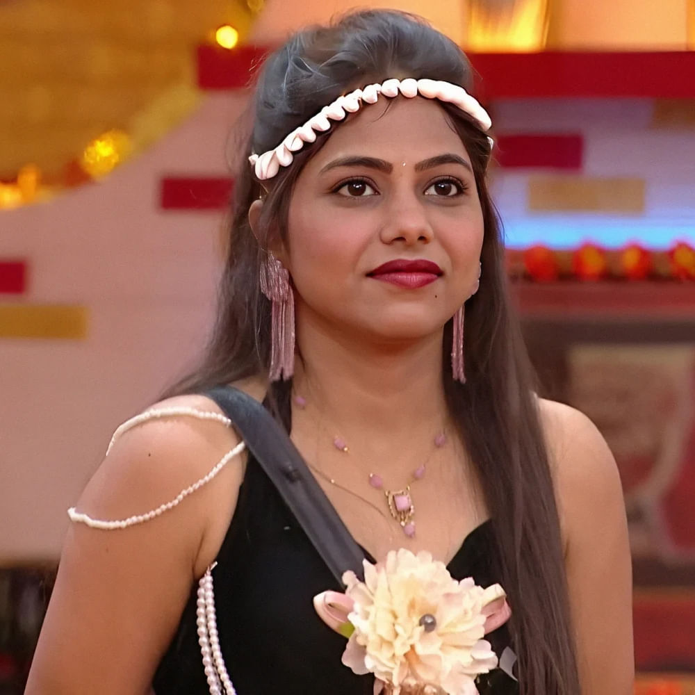 అయితే శ్రీజ ఎలిమినేషన్ తర్వాత కనీసం ఆమె జర్నీ వీడియో కూడా ప్లే చేయకుండా హౌస్ నుంచి పంపివేయడంపై అభ్యంతరాలు వ్యక్తమయ్యాయి. శ్రీజ హౌస్ లో ఉన్నప్పుడు నెగిటివ్ కామెంట్స్ చేసిన వాళ్లు సైతం ఆమెను అన్యాయంగా బయటకు పంపించారని.. కచ్చితంగా శ్రీజ రీఎంట్రీ ఇవ్వాలంటూ సోషల్ మీడియాలో కామెంట్స్ చేశారు. 