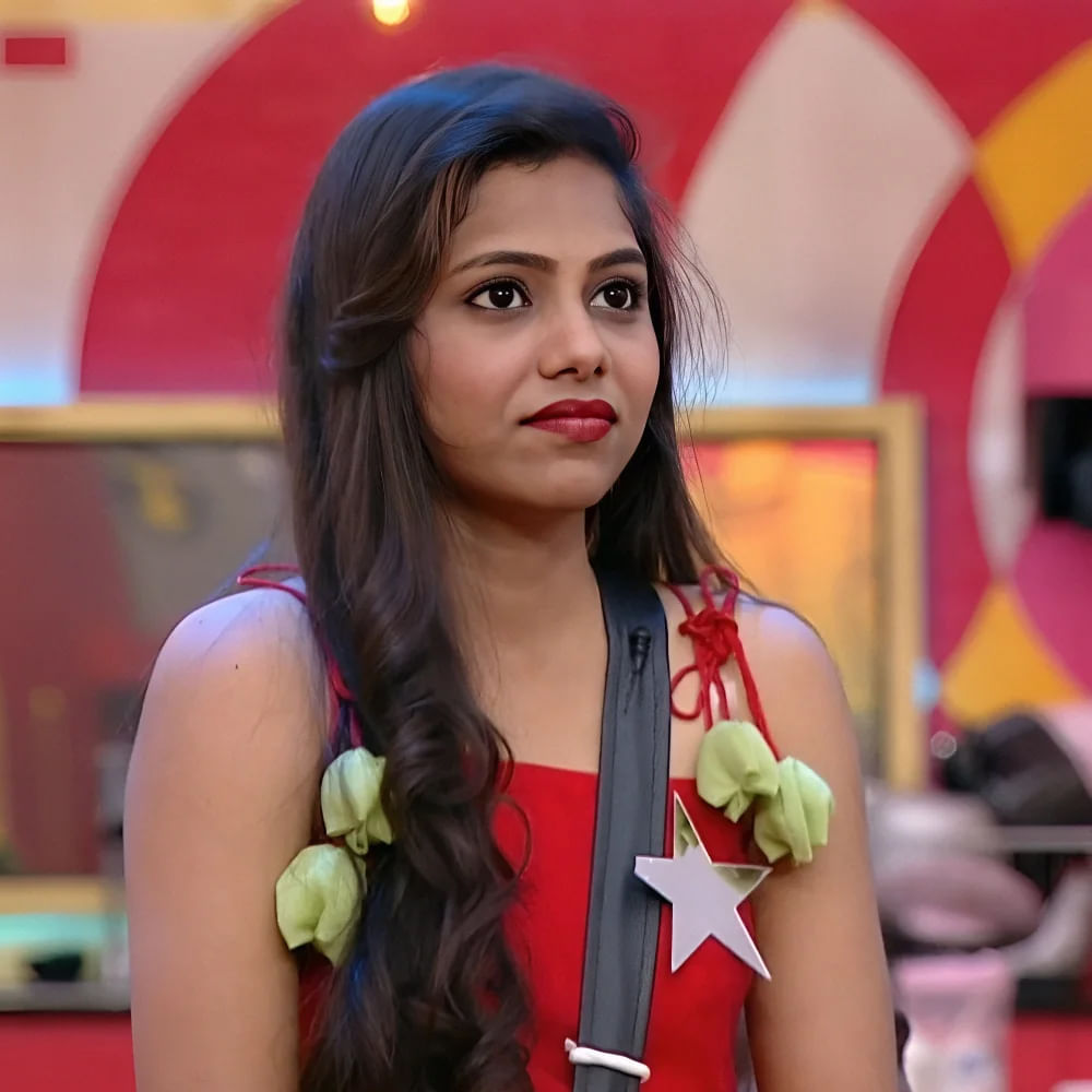 ఫస్ట్ రెండు వారాలు తాను జనాలకు నచ్చలేదని.. ఆ తర్వాత ఆట తీరు మార్చుకున్నానని.. ఫిజికల్ టాస్కులలో గట్టిపోటీ ఇచ్చానని.. కానీ అనుకోకుండా ఎలిమినేట్ అయ్యానని ఎమోషనల్ అయ్యింది. తన జర్నీ వీడియో ప్లే చేయలేదని .. దీంతో రీఎంట్రీ ఉంటుందని చాలా మంది అనుకుంటున్నారని..  అయితే బాగానే ఉంటుందని చెప్పుకొచ్చింది. 