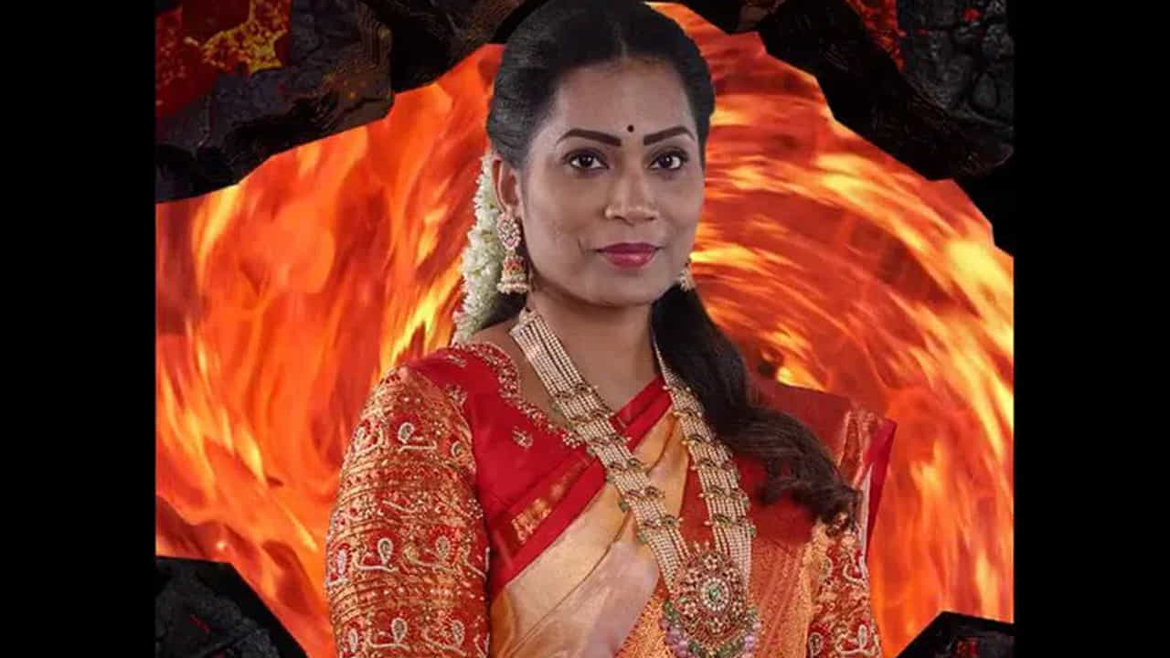 ఇక దువ్వాడ (దివ్వల) మాధురి అటు సోషల్ మీడియాలోనూ,  ఇటు మొయిన్ స్ట్రీమ్ మీడియాలోనూ తరచూ వార్తల్లో నిలుస్తోంది.
 ఇప్పుడు బిగ్ బాస్ హోస్ లోకి ఎంట్రీ ఇచ్చిన ఆమె ఏ మేర ఆకట్టుకుంటుందో చూడాలి.

