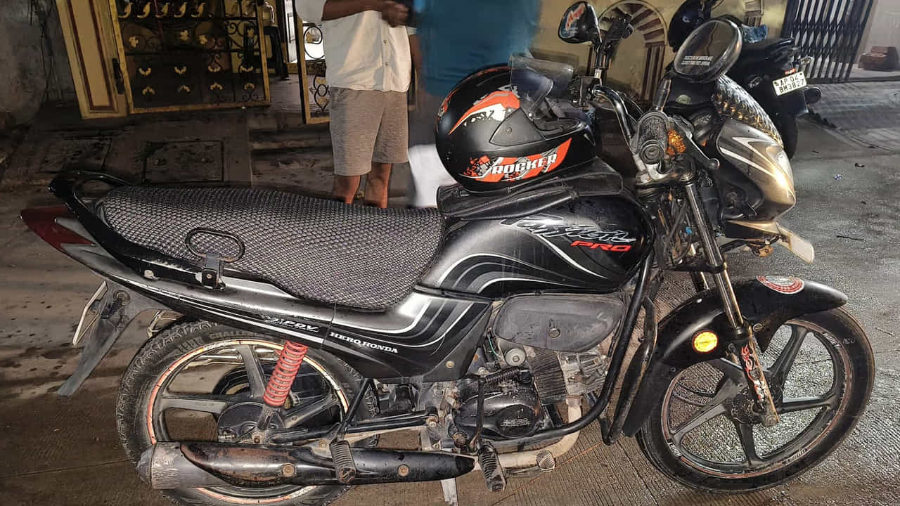 మీ బైక్ను క్రమం తప్పకుండా సర్వీసింగ్ చేసుకోండి: మీ బైక్ను మంచి స్థితిలో ఉంచుతుంది కాబట్టి మీ బైక్ను క్రమం తప్పకుండా సర్వీస్ చేయండి. సమయానుకూలంగా సర్వీసింగ్ ఇంజిన్ లేదా మోటార్ సైకిల్ యొక్క ఇతర సంబంధిత భాగాలలో ఏవైనా సమస్యలను గుర్తించడంలో సహాయపడుతుంది, వాటిని వెంటనే పరిష్కరించవచ్చు. సాఫీగా నడిచే బైక్ మైలేజీని పెంచడంలో మీకు సహాయపడుతుంది.