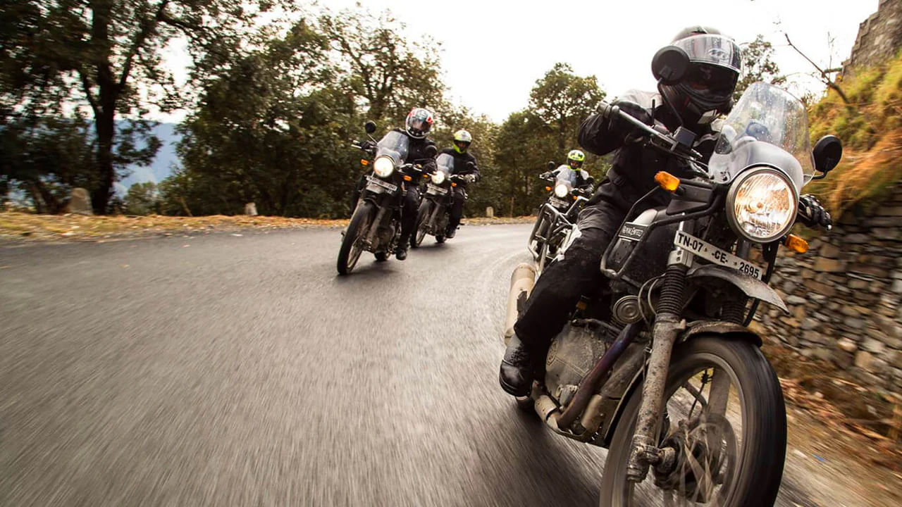 మీ బైక్ను సరైన గేర్లో నడపండి: మీ బైక్ను తక్కువ గేర్లో ఎక్కువ వేగంతో ఎక్కువసేపు నడపవద్దు. మీరు వాంఛనీయ స్థాయిల కంటే ఎక్కువ వేగం కోసం తక్కువ గేర్ని ఉపయోగిస్తుంటే అది మీ ఇంధనాన్ని త్వరగా తగ్గిస్తుంది. ఒక నిర్దిష్ట వేగంతో సరైన గేర్ను ఉపయోగించడం వలన వాంఛనీయ ఇంధన వినియోగాన్ని నిర్ధారిస్తుంది.