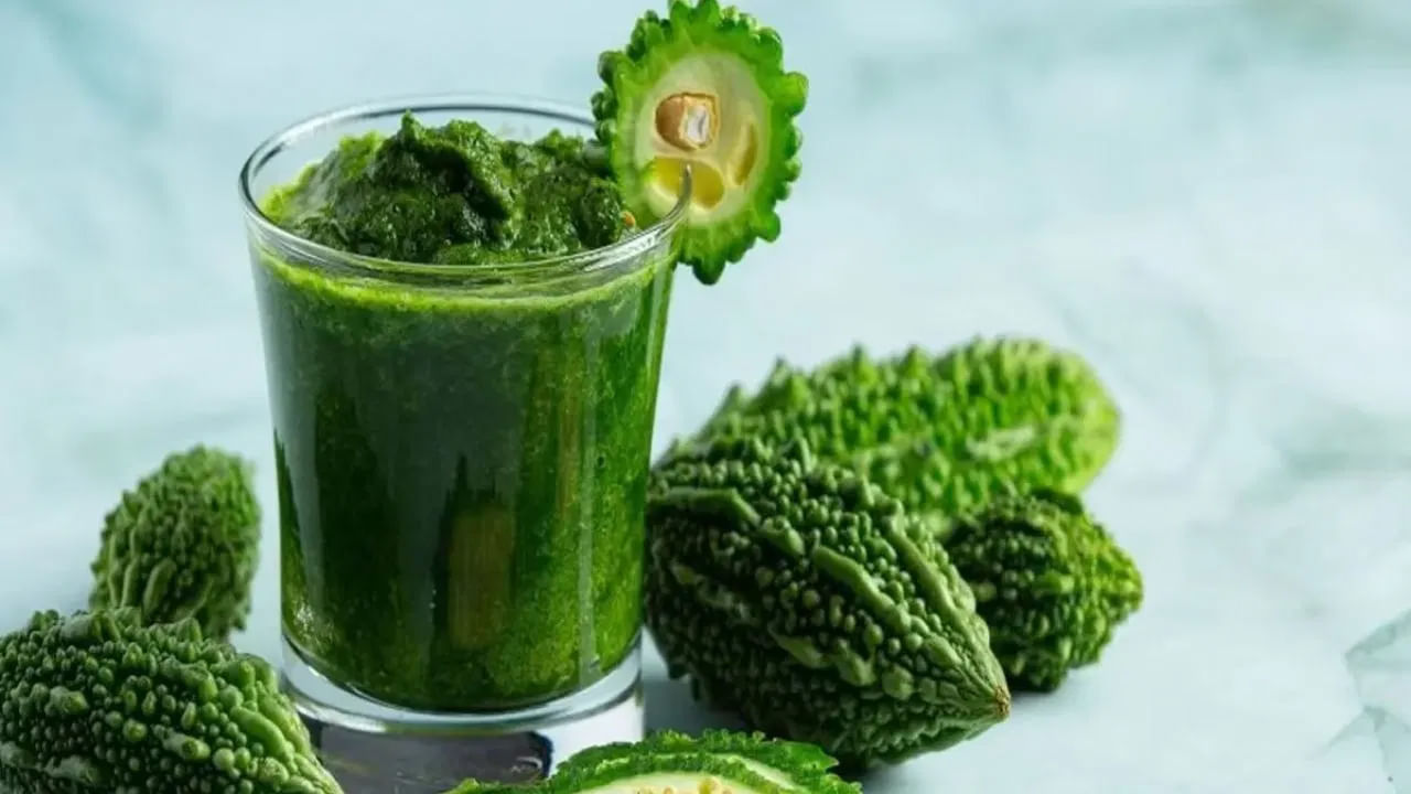 ఆరోగ్యంగా ఉండటానికి కాకర తప్పక తీసుకోవాలి. ముఖ్యంగా కాకర జ్యూస్‌ పలు ఆరోగ్య సమస్యలకు దివ్యౌషధంలా పని చేస్తుంది. అందుకే ప్రతిరోజూ కాకర జ్యూస్‌ తాగడం మంచిది. కాకరకాయ జ్యూస్‌ ప్రతి ఉదయం ఖాళీ కడుపుతో తాగడం ఇంకా మంచిది.