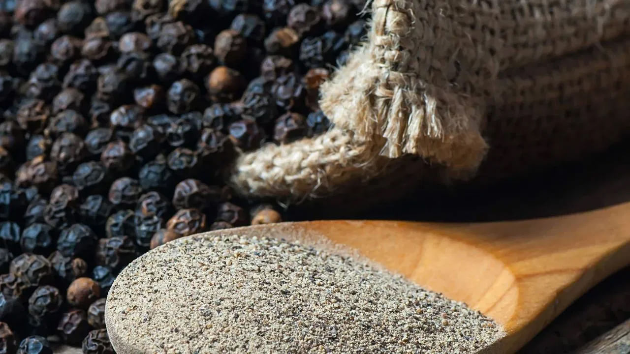 చర్మాన్ని మెరుగుపరుస్తుంది: నల్ల మిరియాలలో ఉండే సహజ పదార్థాలు చర్మానికి మేలు చేస్తాయి. ఇది చర్మంలోని అదనపు బ్యాక్టీరియాను, మెలనిన్‌ను నియంత్రిస్తుంది. తద్వారా చర్మంపై మచ్చలు, సంబంధిత సమస్యలు తగ్గుతాయి. యాంటీ-ఆక్సిడెంట్ లక్షణాలు చర్మాన్ని సూక్ష్మక్రిముల నుండి రక్షించి, ప్రకాశవంతంగా మరియు మృదువుగా ఉంచుతాయి.
