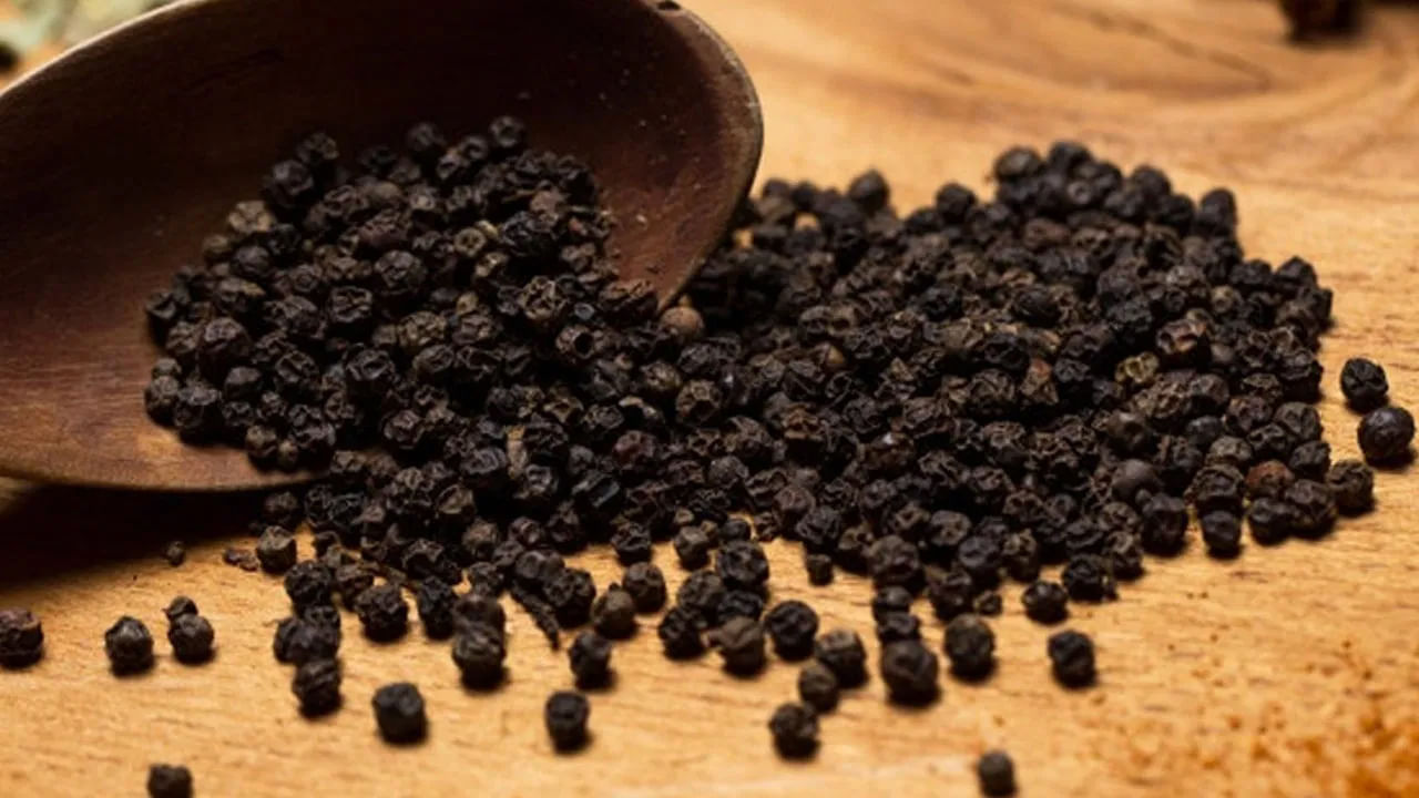 జీర్ణవ్యవస్థ - మలబద్ధకం: ప్రతిరోజూ రెండు నల్ల మిరియాలు తీసుకోవడం వల్ల మీ జీర్ణవ్యవస్థ మెరుగుపడుతుంది. ఇది పేగులను శుభ్రపరచడంలో, శరీరం నుండి విషాన్ని తొలగించడంలో సహాయపడుతుంది. దీన్ని క్రమం తప్పకుండా తీసుకోవడం వల్ల కడుపు మృదువుగా ఉండి, మలబద్ధకం, గ్యాస్ లేదా ఉబ్బరం వంటి సమస్యలు తగ్గి ఆకలి కూడా మెరుగుపడుతుంది.
