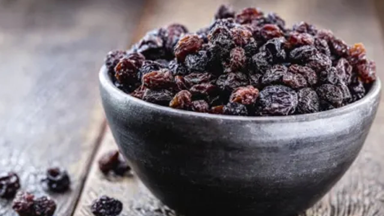 నకిలీ ఎండుద్రాక్ష తినడం వల్ల కలిగే ప్రమాదాలు: వాటిని ఎండలో సరిగ్గా ఎండబెట్టకపోతే, అవి ఫంగల్ ఇన్ఫెక్షన్లను అభివృద్ధి చేస్తాయి. ఇది కడుపు నొప్పి, విరేచనాలు వంటి సమస్యలను కలిగిస్తాయి. ఏదైనా రసాయనాలు లేదా రంగులు కలిపితే, అవి జీర్ణవ్యవస్థను ప్రభావితం చేస్తాయి. కడుపు నొప్పి, వాంతులు, వికారం వంటి సమస్యలను కలిగిస్తాయి. నకిలీ ఎండిన ద్రాక్షకు జోడించిన కొన్ని రసాయనాలు క్యాన్సర్‌కు కూడా కారణమవుతాయి.