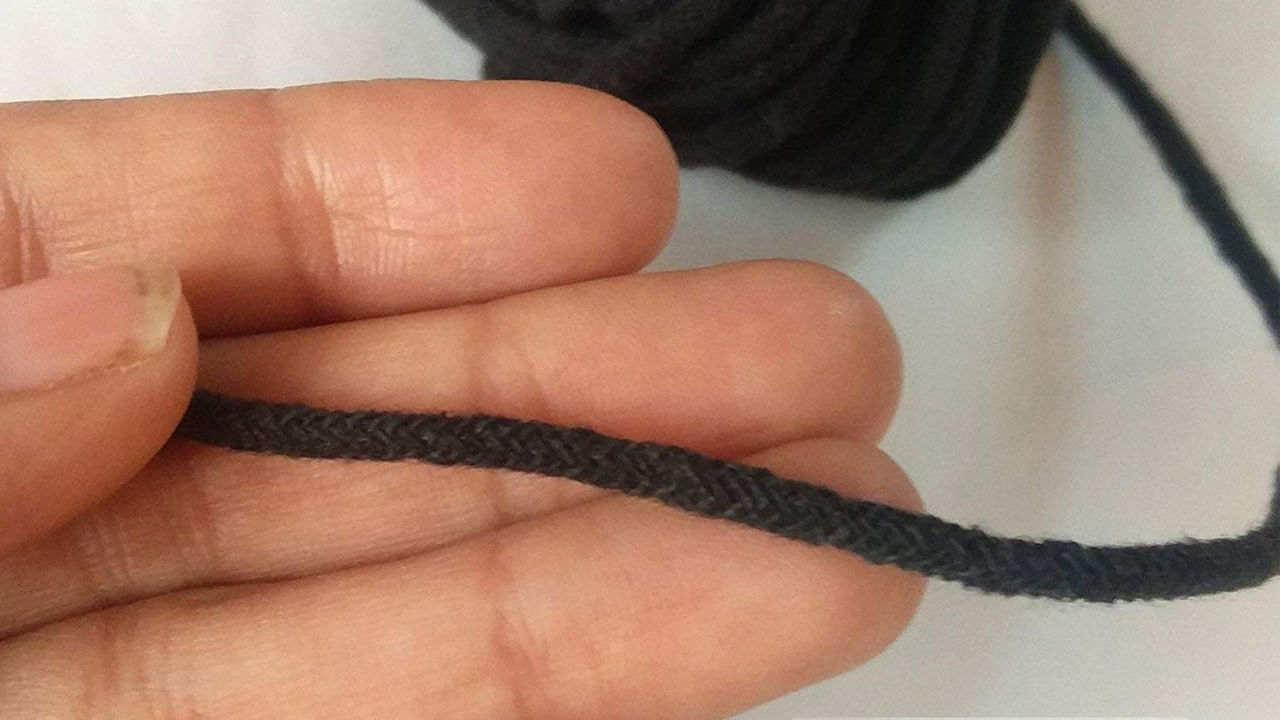 నల్ల దారం: హిందువులు ధరించే మరో శక్తివంతమైన దారం నల్ల దారం. చిన్న వయసులో పిల్లలు దీనిని నడుము చుట్టూ కట్టుకుంటారు, పెద్దలు దీనిని ఒక ఆర్మ్‌లెట్‌గా, ఎడమ మణికట్టుపై లేదా హారంగా ధరిస్తారు. తాంత్రిక విద్య లేదా మాయాజాలం ఉపయోగించే వ్యక్తులు దీనిని వారి కుడి పాదం మీద ధరిస్తారు. ఇది పిల్లలను దుష్టశక్తులు, దుష్ట కళ్ళు లేదా అవాంఛిత తంత్ర మంత్రాల నుండి దూరంగా ఉంచుతుంది. చాలా మంది ప్రజలు నల్ల దారాన్ని వారి చేతులు, మెడ లేదా పాదాలకు కట్టుకుంటారు. ఈ దారం చెడు కన్ను నుంచి రక్షణతో ముడిపడి ఉంది. ప్రజలు దీనిని మణికట్టు, పాదాలు,  మెడపై కూడా నల్ల దారంపై ధరిస్తారు. నల్ల దారం వల్ల చాలా ప్రయోజనాలు ఉన్నాయి. ఇది ఒక వ్యక్తి జీవితంలోని ఆర్థిక సమస్యలను తొలగించడంలో సహాయపడుతుంది. దీనితో పాటు, చెడు కన్ను నుంచి ఒక వ్యక్తిని రక్షించడంలో కూడా సహాయపడుతుంది. నల్ల దారం ఒక వ్యక్తి యొక్క కుండలిలో శని సాడే సతి, శని దోషం యొక్క ప్రతికూల ప్రభావాన్ని కూడా తగ్గిస్తుంది. ఇది రాహువు, కేతువు ప్రతికూల ప్రభావాల నుంచి కాపాడుతుంది. దీనితో పాటు, కాలా ధాగం పిల్లలలో రోగనిరోధక శక్తిని ప్రోత్సహిస్తుంది. కాళ్ళ గాయాలను వేగంగా నయం చేయడంలో కూడా సహాయపడుతుంది.