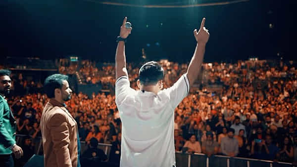 1200తో ముంబైకి.. పొట్టకూటి కోసం టెలిఫోన్ బూత్లో పని.. ఇప్పుడు 300 కోట్లకు యజమాని.. ఈ హీరో ఎవరంటే?