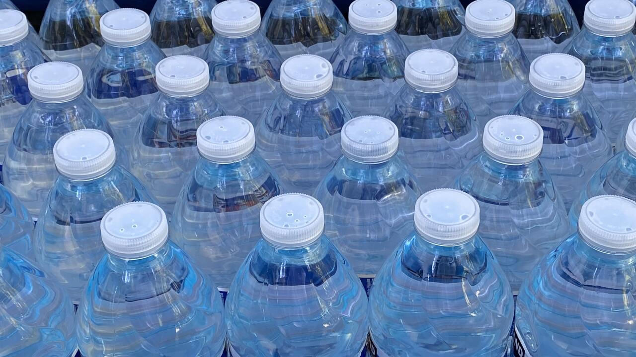 మీరు ఎప్పుడైనా బయట వాటర్‌ బాటిల్ కొన్నట్లయితే దానిపై ఎక్కువగా బ్లూ కలర్‌ క్యాప్‌ ఉంటుంది. అలాగే ‍గ్రీన్‌, వైట్‌, బ్లాక్‌ లేదా ఎల్లో కలర్‌ క్యాప్‌లతో కూడా బాటిల్స్‌ ఉంటాయి. చాలా మంది ఈ రంగులు బ్రాండింగ్‌తో ముడిపడి ఉన్నాయని భావించినప్పటికీ, అవి వాస్తవానికి లోపల ఉన్న నీటి రకాన్ని లేదా నాణ్యతను సూచిస్తాయి.