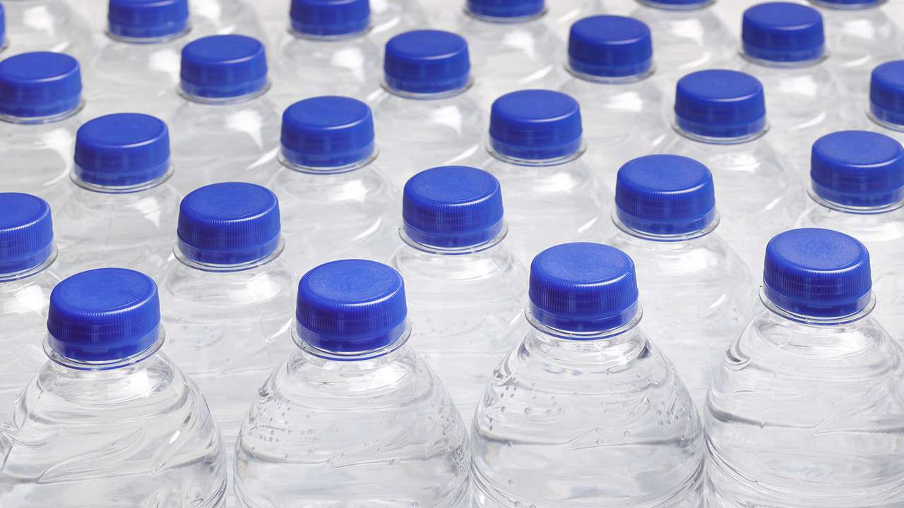 బ్లూ కలర్‌ క్యాప్‌ మినరల్ వాటర్‌ను సూచిస్తుంది. సాధారణంగా సహజ బుగ్గల నుండి తీసుకుంటారు. ప్రయోజనకరమైన ఖనిజాలతో సమృద్ధిగా ఉంటుంది. బ్లాక్‌ క్యాప్‌ అంటే ఆల్కలీన్ వాటర్‌. ఖనిజాలు, pH అధికంగా ఉంటుంది. దీనిని తరచుగా అథ్లెట్లు, ఆరోగ్య స్పృహ ఉన్న వ్యక్తులు ఇష్టపడతారు. ఇది ఖరీదైనదిగా ఉంటుంది.