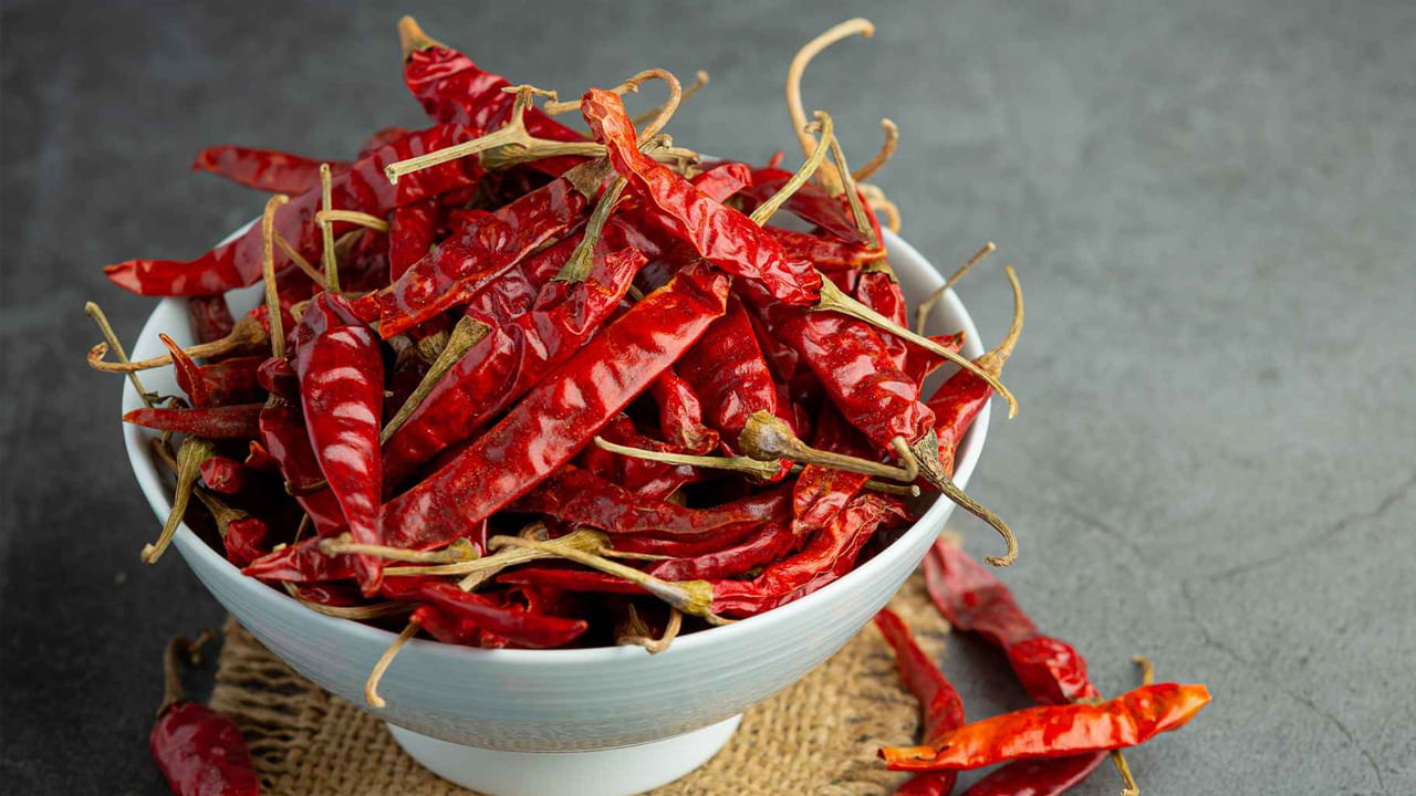 మనం వంటల్లో ఉపయోగించే వాటిల్లో ఎండు మిర్చి కూడా ఒకటి. తాళింపు వంటి వాటిల్లో ఎండు మిర్చి ఖచ్చితంగా వేస్తారు. ఎండు మిర్చితో తాళింపు సువాసనే మారిపోతుంది. రుచి కూడా పెరుగుతుంది. ఎండు మిర్చితో ఎక్కువగా రోటి పచ్చళ్లు తయారు చేస్తూ ఉంటారు. పచ్చి మిర్చి కంటే ఎండు మిర్చితోనే రుచి అనేది బాగా వస్తుంది.