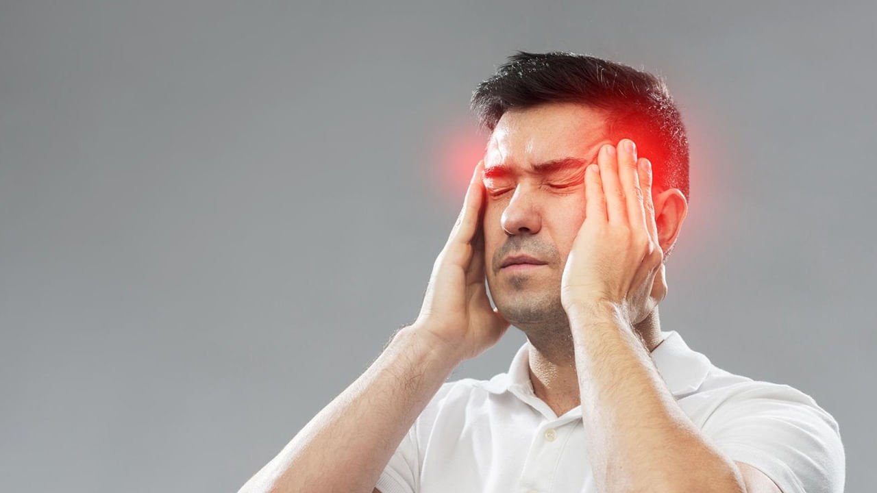 అంతే కాకుండా చలికాలంలో బ్రెయిన్ స్ట్రోక్ ప్రమాదం పెరగడానికి, చాలా కారణాలు ఉన్నాయి. ఈ సీజన్‌లో రక్తనాళాలు, కుచించకపోయి, రక్తప్రవాహం మందంగా మారుతుంది. అంతే కాకుండా రక్తం గడ్డ కట్టే ఛాన్స్ చాలా ఎక్కువగా ఉంటుంది. ఇది బ్రెయిన్ స్ట్రోక్‌కు కారణం అవుతుందని వైద్య నిపుణులు చెబుతున్నారు.