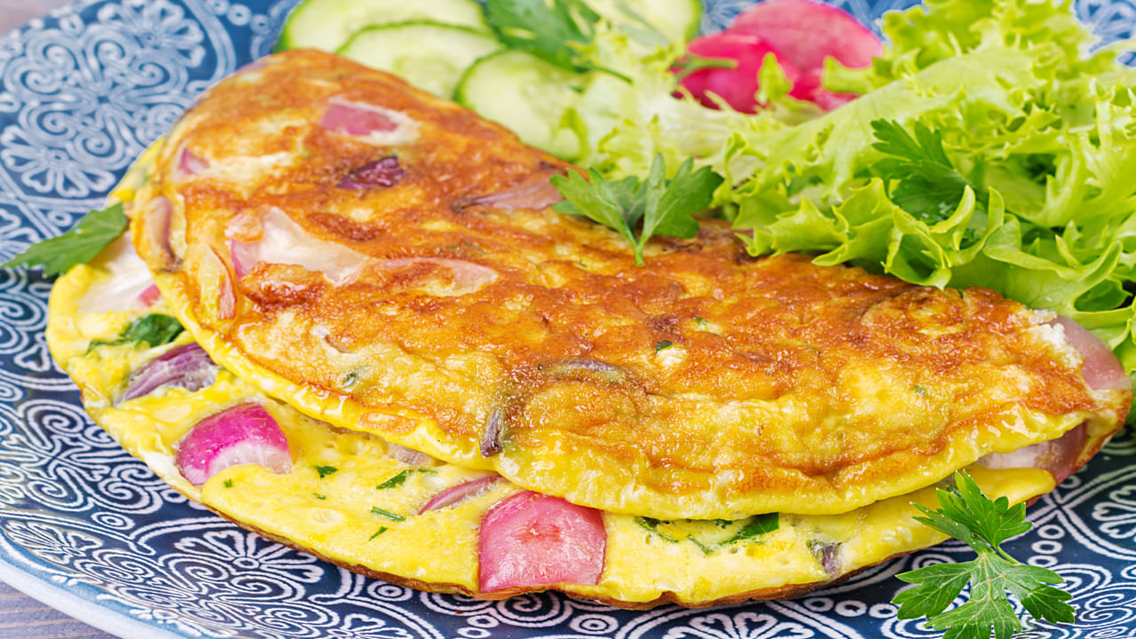 బ్రెడ్ ఆమ్లెట్ కొంతవరకు పోషకాలతో కూడిన అల్పాహారం. దీనిలో ఉపయోగించే గుడ్లుల్లో ప్రోటీన్ ఉంటుంది. గుడ్లలోని అధిక-నాణ్యత ప్రోటీన్ కండరాల మరమ్మత్తుకు సహాయపడుతుంది. జీవక్రియను మెరుగుపరుస్తుంది. నిపుణుల అభిప్రాయం ప్రకారం బ్రెడ్ ఆమ్లెట్లు తినడం ప్రధానంగా మీరు వాటిని ఎలా తయారు చేస్తారు, ఎంత తింటారు అనే దానిపై ఆధారపడి ఉంటుంది. సాధారణంగా వారానికి రెండుసార్లు మాత్రమే గుడ్లు తింటే సరిపోతుంది.