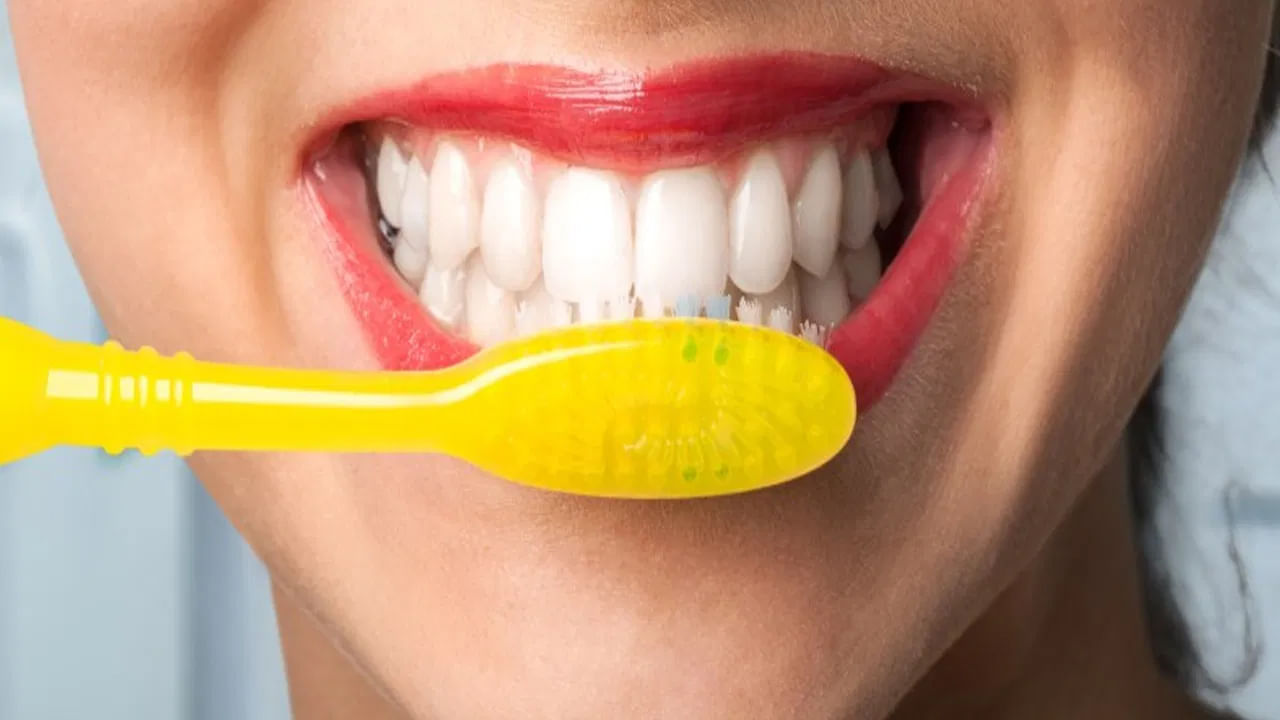 అయితే, అరటి తొక్కలో బోలేడు లాభాలు నిండివున్నాయి.. అరటి తొక్కలో పొటాషియం, మెగ్నీషియం, మాంగనీస్ వంటి ఖనిజాలు ఉంటాయి. ఇవి దంతాలు తెల్ల రంగులో మెరిసేలా చేయడంలో సాయపడతాయి. అరటి తొక్కతో పాటు బేకింగ్ సోడా కలిపితే.. ఈ రెమిడీ అద్భుతంగా పనిచేస్తుంది.