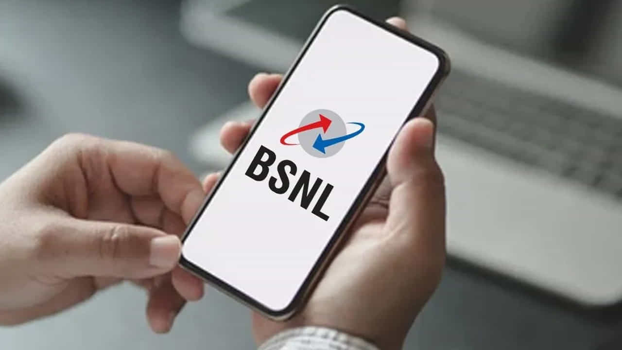 మీ సమాచారం కోసం జియో, ఎయిర్టెల్, విఐ లాగానే, బిఎస్ఎన్ఎల్ కూడా అనేక ప్రీపెయిడ్ రీఛార్జ్ ప్లాన్లను అందిస్తుంది. కంపెనీ వాయిస్ ప్లాన్ కేటగిరీలో రూ.319 ధర గల ప్యాక్ ఉంది. ఈ ప్లాన్ వినియోగదారులకు అపరిమిత కాలింగ్, 300 SMS సందేశాలను అందిస్తుంది. అదనంగా ఈ ప్లాన్ అపరిమిత డేటాను అందిస్తుంది.