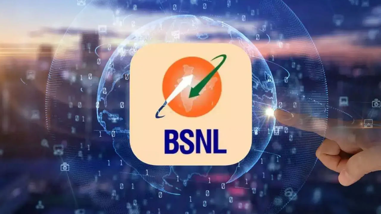     BSNL: ఆగస్టులో కొత్త సబ్‌స్క్రైబర్ల చేరికలో ప్రభుత్వ యాజమాన్యంలోని టెలికాం సంస్థ బిఎస్‌ఎన్‌ఎల్ ఎయిర్‌టెల్‌ను వెనక్కి నెట్టింది. దాదాపు ఒక సంవత్సరం తర్వాత ప్రభుత్వ యాజమాన్యంలోని సంస్థ తన సబ్‌స్క్రైబర్లలో వేగంగా పెరుగుదలను చూసింది. టెలికాం నియంత్రణ సంస్థ ట్రాయ్ డేటా ప్రకారం, ఆగస్టులో బిఎస్‌ఎన్‌ఎల్ 13.85 లక్షల మంది కొత్త మొబైల్ సబ్‌స్క్రైబర్‌లను జోడించగా, ఎయిర్‌టెల్ 4.96 లక్షల మంది కొత్త కస్టమర్లను మాత్రమే జోడించింది. ఆగస్టులో 1.9 మిలియన్లకు పైగా కొత్త కస్టమర్లతో జియో చార్టులో అగ్రస్థానంలో ఉంది. ఇంతలో ఆగస్టులో 3.08 లక్షల మంది కస్టమర్లను కోల్పోయిన విఐ అత్యధిక కస్టమర్ నష్టాన్ని చవి చూసింది.