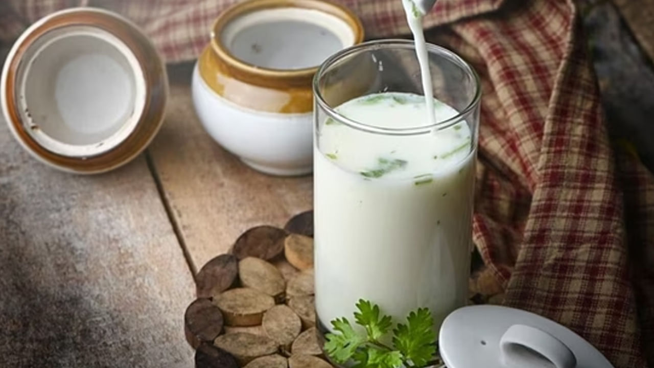 మజ్జిగ కడుపులో మంచి బ్యాక్టీరియాను పెంచడంలో సహాయపడుతుంద. జీర్ణవ్యవస్థను బలోపేతం చేస్తుంది. ఇది అజీర్ణం, గ్యాస్, మలబద్ధకం, ఆమ్లత్వం వంటి సమస్యలను కూడా తగ్గిస్తుంది. ప్రతిరోజూ గ్లాసుడు మజ్జిగలో ఒక స్పూన్ అల్లం రసం కలిపి తాగడం వల్ల కొవ్వు కణాల విచ్ఛిన్నం ప్రక్రియను ప్రోత్సహిస్తుంది. అల్లం యాంటీఆక్సిడెంట్లలో సమృద్ధిగా ఉంటుంది. ఇవి శరీరాన్ని ఫ్రీ రాడికల్స్ వల్ల కలిగే నష్టం నుంచి రక్షిస్తాయి.