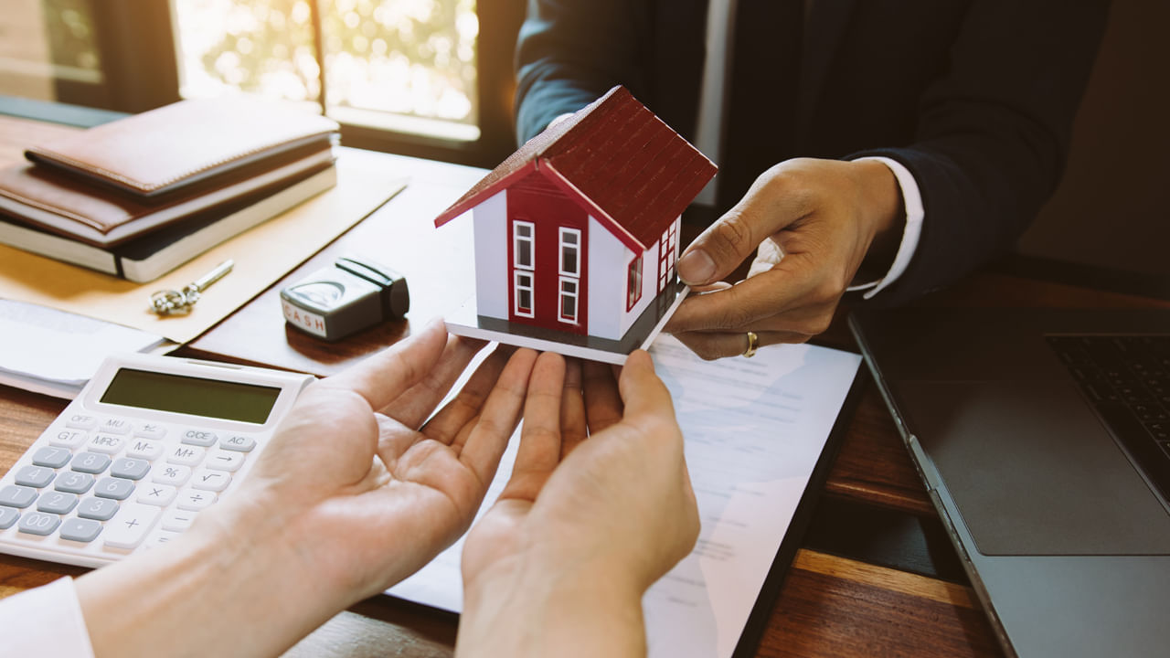 ఇల్లు కొనే ముందు ఈ పత్రాలు మస్ట్..! లేదంటే.. సొంతింటి కల తీరకపోగా లక్షలు నష్టపోతారు!