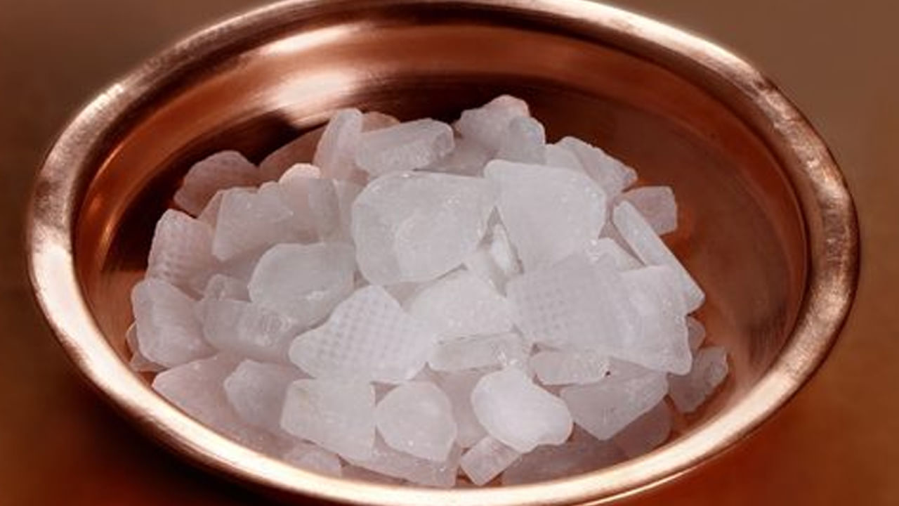 వాస్తు శాస్త్రం ప్రకారం ఇంట్లో వాస్తు సూత్రాలను పాటించడం వల్ల జీవితంలోని అనేక సమస్యలను నివారించవచ్చు. వాస్తు శాస్త్రంలో కర్పూరానికి ప్రత్యేక ప్రాముఖ్యత ఇవ్వబడింది. కర్పూరం ప్రతికూల శక్తిని తొలగిస్తుందని, ఇంటికి సానుకూలతను తీసుకువస్తుందని నమ్ముతారు. ఇంటిలోని అనేక సమస్యలను తొలగించడానికి కర్పూరం ఒక అద్భుతమైన మార్గం.