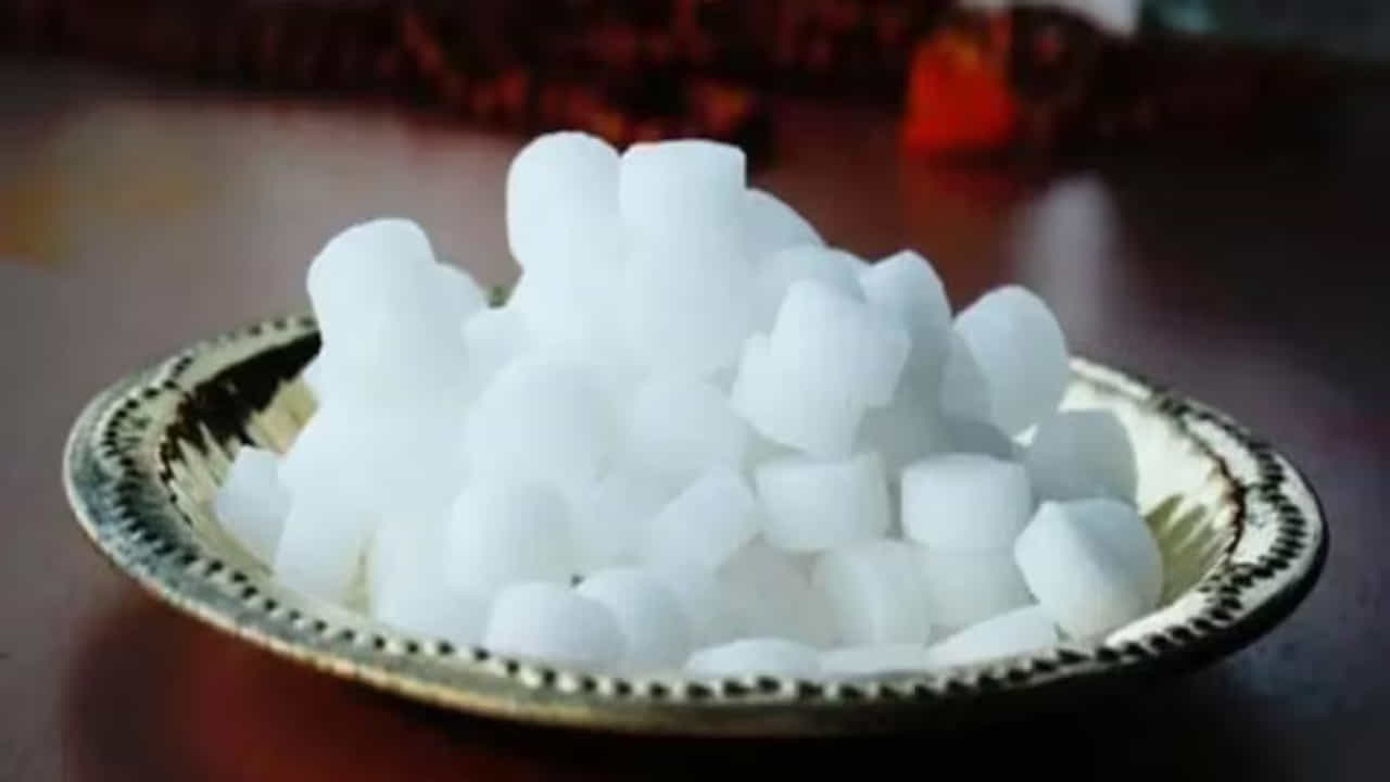 ఇంట్లో వాస్తు దోషాలను తొలగించడంలో కర్పూరం కూడా ఉపయోగకరంగా పరిగణించబడుతుంది. ఇంటిలోని వివిధ మూలల్లో చిన్న కర్పూరం ముక్కలను ఉంచండి. అవి కరిగినప్పుడు.. వాటిని కొత్త వాటితో భర్తీ చేయండి. ఈ పరిహారం క్రమంగా ఇంటి నుంచి నుంచి ప్రతికూలతను తొలగిస్తుంది. వాతావరణంలో శాంతిని తెస్తుంది.