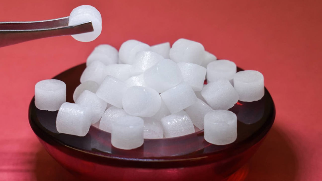 వాస్తు శాస్త్రం ప్రకారం ప్రధాన ద్వారం, పూజ గది,  సేఫ్ వద్ద కర్పూరం ఉంచడం చాలా శుభప్రదం. ఇది ఇంట్లో సానుకూల శక్తిని నిర్వహిస్తుంది. ఆర్థిక పరిస్థితిని బలపరుస్తుంది. 