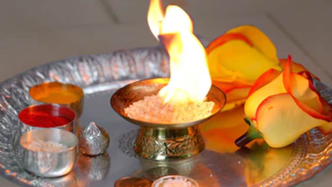 ఎవరైనా ఇంట్లో ఆర్థిక పరిస్థితి బాగా లేకపోతే.. పూజ చేసే సముయంలో కర్పూరంలో ఒకటి లేదా రెండు లవంగాలు వేసి కాల్చండి. ఇలా చేయడం వల్ల ఆర్థిక అడ్డంకులు తొలగిపోయి అదృష్టం వస్తుంది.