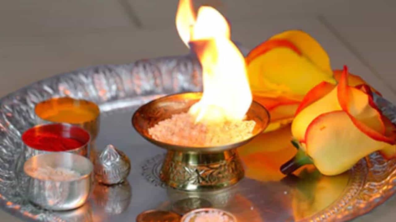 ఎవరైనా ఇంట్లో ఆర్థిక పరిస్థితి బాగా లేకపోతే.. పూజ చేసే సముయంలో కర్పూరంలో ఒకటి లేదా రెండు లవంగాలు వేసి కాల్చండి. ఇలా చేయడం వల్ల ఆర్థిక అడ్డంకులు తొలగిపోయి అదృష్టం వస్తుంది.