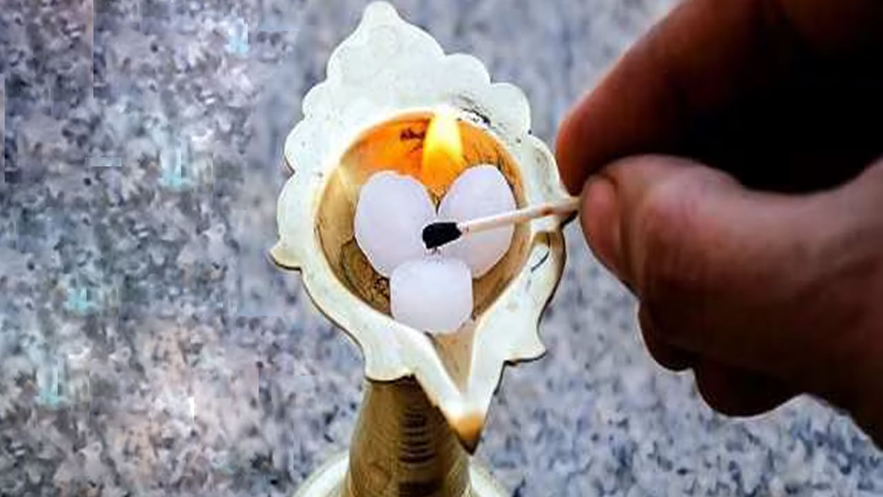 
చేపట్టిన పని పదే పదే విఫలమవుతున్నా.. ఇంట్లో అశాంతి వాతావరణం ఉన్నా.. దానికి కారణం ఇంట్లో ప్రతికూల శక్తి కారణం కావచ్చు. ఉదయం, సాయంత్రం కర్పూరం వెలిగించడం చాలా శుభప్రదంగా పరిగణించబడుతుంది. ఇది వాతావరణాన్ని శుద్ధి చేస్తుంది. సానుకూల శక్తి ప్రవాహాన్ని పెంచుతుంది.
