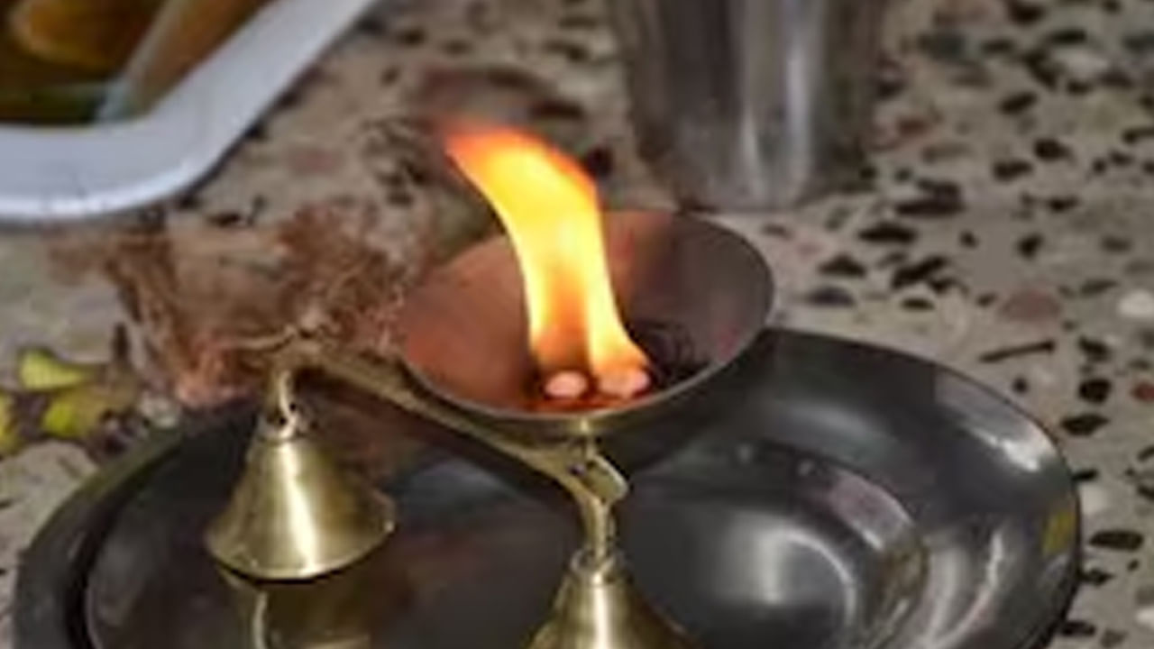 భార్యాభర్తల మధ్య వివాడాలు కొనసాగితే.. బెడ్ రూమ్‌లో ఉద్రిక్తత లేదా సంఘర్షణ నివారణకు అక్కడ కర్పూరం ముక్కను ఉంచడం ప్రయోజనకరంగా ఉంటుంది. నిద్రపోయేటప్పుడు దిండు కింద కర్పూరం ఉంచడం వల్ల మనస్సు ప్రశాంతంగా ఉంటుంది. మంచి నిద్ర పట్టేలా చేస్తుంది. 

