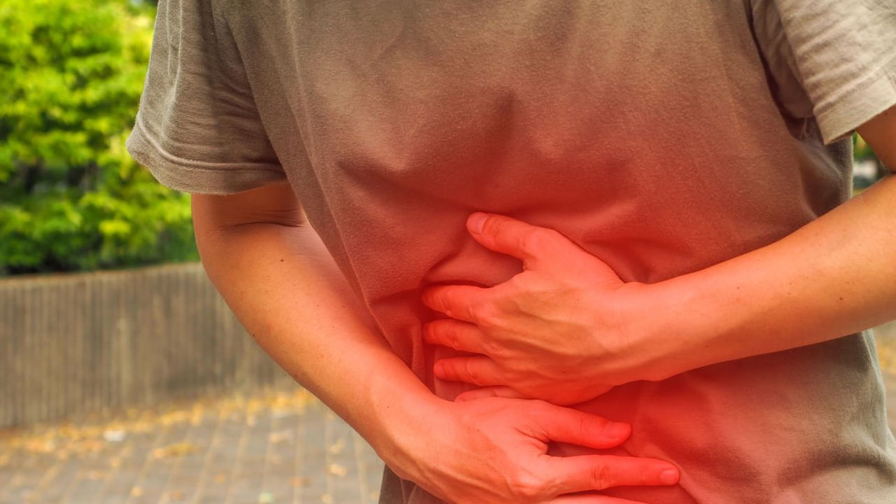 అలాగే మీకు ఎక్కువ మలబద్ధకం ఎక్కువగా ఉన్నా, లేదా మలంలో రక్తం కనిపించినా, మలం రంగు మారినా అస్సలే నిర్లక్ష్యం చేయకూడదంట, అదే విధంగా కడుపు నొప్పి విపరీతంగా ఉండటం , విపరీతమైన బరువు తగ్గడం, విపరీతమైన త్రేన్పులు ఇలాంటి వన్నీ కడుపులో కణతి ఉంటే కనిపించే లక్షణాలు అంటున్నారు ఆరోగ్య నిపుణులు. నోట్ : పై వార్త ఇంటర్నెట్‌లోని సమాచారం మేరకు మాత్రమే ఇవ్వడం జరిగింది. టీవీ9 తెలుగు దీనిని ధృవీకరించలేదు.