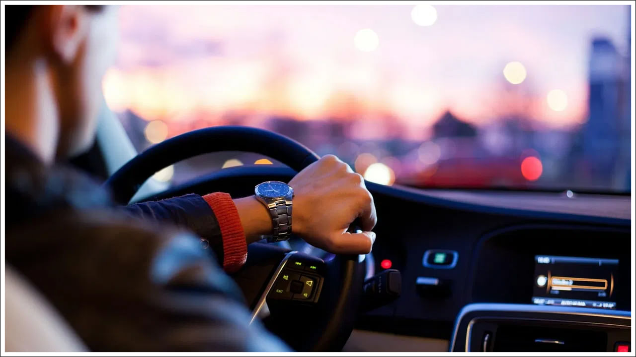 డ్రైవింగ్ చేసేటప్పుడు భద్రత అనేది అత్యంత ముఖ్యమైన విషయం. మీరు కారులో కొన్ని ముఖ్యమైన వస్తువులను ఉంచుకోవడం ద్వారా మీ ప్రయాణాన్ని సురక్షితంగా చేసుకోవచ్చు.