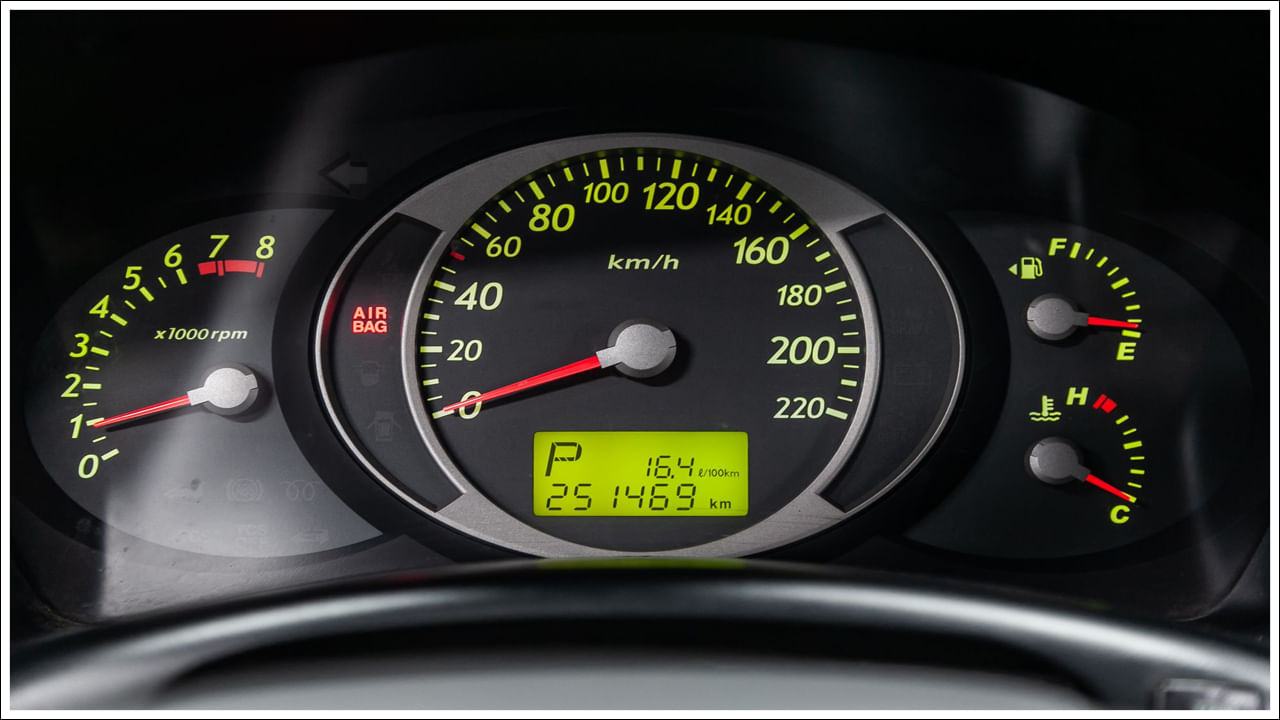  డ్రైవింగ్ అలవాట్లు: మీరు అధిక వేగంతో డ్రైవ్ చేస్తే అది ఇంజిన్‌పై ఎక్కువ ఒత్తిడిని కలిగిస్తుంది. అటువంటి పరిస్థితిలో ఇంజిన్‌కు ఎక్కువ ఇంధనం అవసరమవుతుంది. మైలేజ్ తగ్గుతుంది. ఇది కాకుండా మీరు పదే పదే బ్రేకులు వేస్తే లేదా వేగాన్ని తగ్గించి పదే పదే వేగాన్ని పెంచితే, అది మైలేజీపై కూడా ప్రతికూల ప్రభావాన్ని చూపుతుంది.