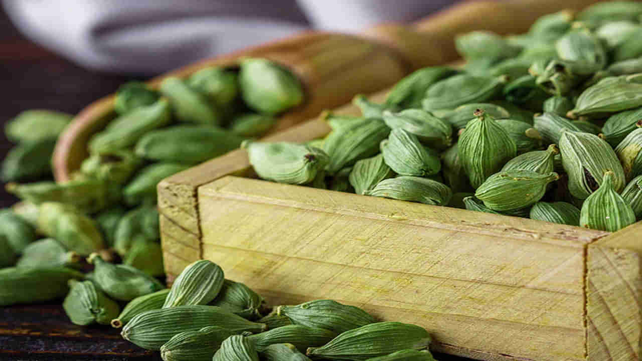 Cardamom after Meals: రాత్రి భోజనం తర్వాత 2 యాలకులు నోట్లో వేసుకున్నారంటే..