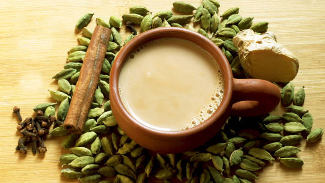 టీలో యాలకులు వేసి తయారు చేయటం వల్ల టీ రుచి పెరుగుతుంది. ఘాటును కూడా కలిగిస్తాయి. ఛాయ్ నుంచి వచ్చే వాసన ఇతరులను ఆకట్టుకునేలా ఉంటుంది. యాలకులు టీలో వేయడం వల్ల జీర్ణ ఎంజైమ్​ల ఉత్పత్తిని ప్రేరేపించడంలో సహాయపడుతుంది. అలాగే యాలకుల టీ వల్ల కడుపు ఉబ్బరం, కడుపు నొప్పి, అజీర్తి వంటి సమస్యలను తగ్గిపోతాయి. టీలో యాలకులు వేయడం వల్ల మెటబాలిజం రేటు పెరుగుతుంది. ఫలితంగా కేలరీల ఖర్చు పెరిగి బరువు అదుపులో ఉంటుంది. 