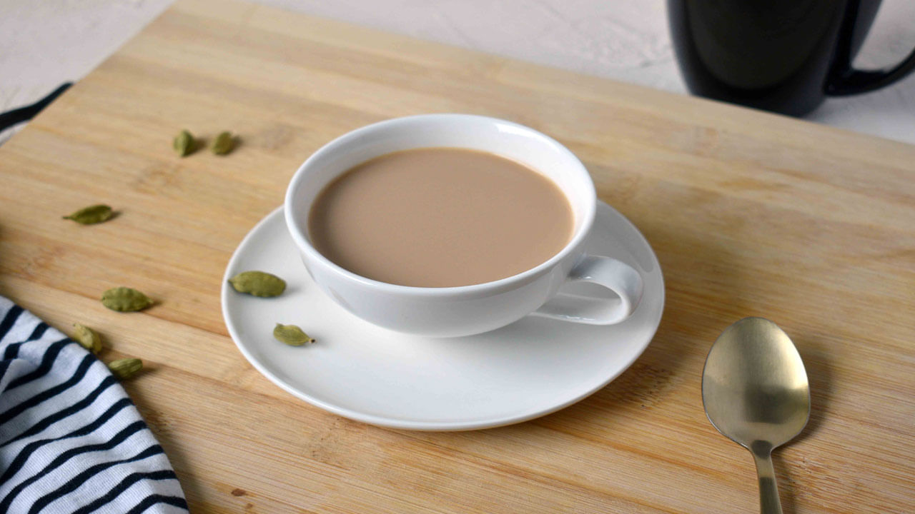 యాలకులు వేసిన టీ తాగటం ల్ల శరీరానికి ఆక్సీకరణ ఒత్తిడిని తగ్గిస్తుంది. దీర్ఘకాలిక వ్యాధులతో ముడిపడి ఉన్న ఫ్రీ రాడికల్స్‌తో పోరాడటానికి సహాయపడుతుంది. టీలో యాలకులు వేయటం వల్ల సెరోటోనిన్, ఇతర మంచి అనుభూతిని కలిగించే హార్మోన్ల ఉత్పత్తిని ప్రేరేపిస్తుంది. యాలకుల టీ నుంచి వచ్చే సువాసన ఒత్తిడి తగ్గించి ప్రశాంతతను కలిగిస్తుంది. దగ్గు, ఆస్తమా, బ్రాంకైటిస్ వంటి శ్వాస సంబంధ సమస్యలు నివారించవచ్చు. గొంతు నొప్పిని తగ్గించడంలో సహాయపడుతుంది.