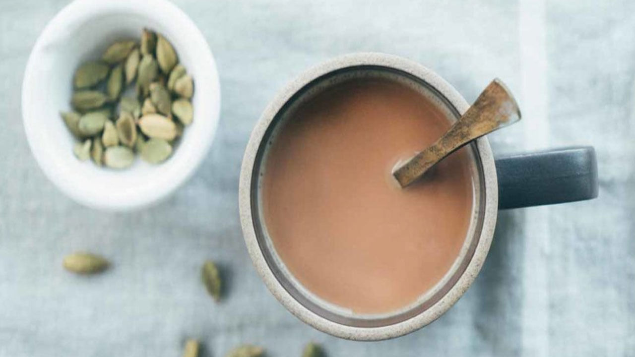 యాలకులు యాంటీ బ్యాక్టీరియల్, యాంటీ మైక్రోబయల్ లక్షణాలు కలిగి ఉంటాయి. దాంతో నోటి దుర్వాసన రాకుండా చేస్తుంది. శ్వాసను తాజాగా ఉంచడానికి, నోటిలోని హానికరమైన బ్యాక్టీరియాను తగ్గించడానికి సహాయపడుతుంది. టీలో యాలకులు వేయడం వల్ల ఇన్సులిన్ సెన్సిటివిటీ మెరుగుపడుతుంది. దీంతో రక్తంలో షుగర్ లెవెల్స్ అదుపులో ఉంటాయి. యాలకులలో ఉండే యాంటీ ఆక్సిడెంట్లు, యాంటీ ఇన్​ఫ్లమేటరీ లక్షణాలు రక్తంలో చక్కెర స్థాయిలను నియంత్రించడంలో సహాయపడతాయి.