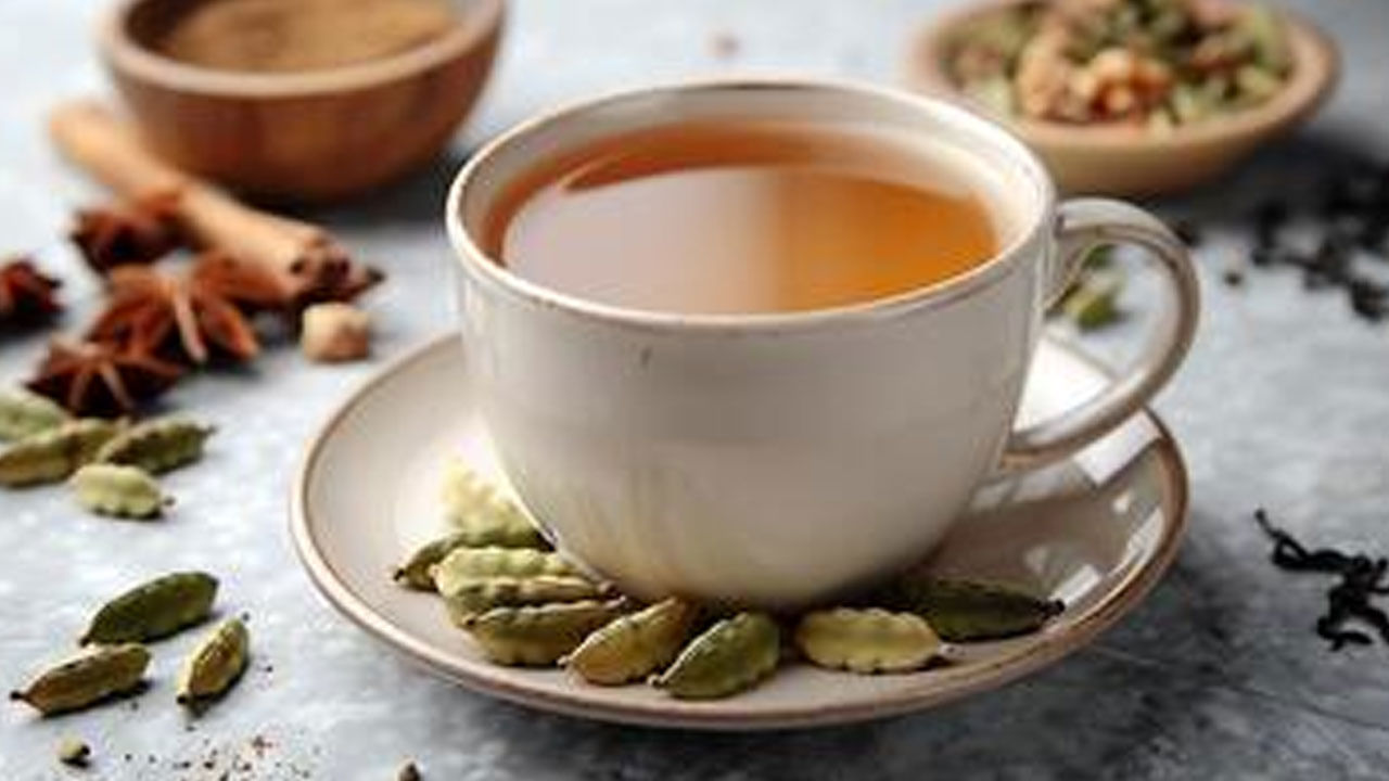 యాలకుల్లోని యాంటీ ఆక్సిడెంట్లు గుండెకు రక్త ప్రసరణ మెరుగుపరుస్తాయి. అంతేకాదు యాలకులు చెడు కొలెస్ట్రాల్ కరిగించి రక్తపోటును అదుపులో ఉంచుతాయి. హైబీపీతో బాధపడేవారు క్రమం తప్పకుండా యాలకులు టీ తాగడం మంచిది.