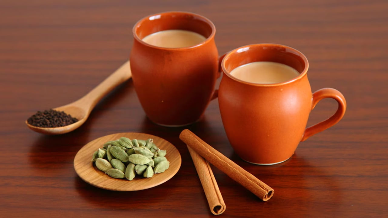 మానసిక స్థితిని మెరుగుపరుస్తుంది: యాలకుల టీ ఒత్తిడిని తగ్గించడంతో పాటు మానసిక స్థితిని పెంచుతుంది. టీలో యాలకులు కలిపినప్పుడు, ఇది సెరోటోనిన్, ఇతర అనుభూతిని కలిగించే హార్మోన్ల ఉత్పత్తిని చేస్తుంది. తద్వారా మీ మానసిక స్థితిని మెరుగుపరచడంలో సహాయపడుతుంది. ఇది ఒత్తిడి, ఆందోళనను తగ్గించే ప్రభావాన్ని కూడా కలిగి ఉంటుంది.