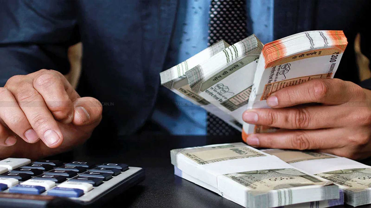  Cash Transaction Rule: డిజిటల్ చెల్లింపులు, ఆన్‌లైన్ బ్యాంకింగ్ పెరగడంతో ఆదాయపు పన్ను శాఖ పెద్ద నగదు లావాదేవీల పట్ల మరింత కఠినంగా మారింది. మీరు వ్యక్తిగత ఉపయోగం కోసం లేదా వ్యాపార ప్రయోజనాల కోసం నగదు ఉపసంహరించుకుంటున్నారా? ఒకే రోజులో నగదు లావాదేవీలకు చట్టపరమైన పరిమితిని అర్థం చేసుకోవడం చాలా ముఖ్యం. ఒక నిర్దిష్ట పరిమితిని మించితే జరిమానా విధించడమే కాకుండా ఆదాయపు పన్ను నోటీసు కూడా వచ్చే అవకాశం ఉందని చాలా మంది గ్రహించకపోవచ్చు. అందుకే ఆదాయపు పన్ను చట్టం ప్రకారం అనుమతించిన రోజువారీ నగదు లావాదేవీల గురించి తెలుసుకుందాం.