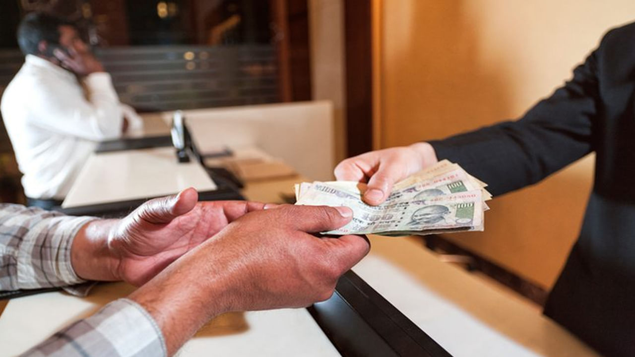  చట్టం 269 ST: ఆదాయపు పన్ను చట్టంలోని సెక్షన్ 269 ST ప్రకారం, ఏ వ్యక్తి కూడా ఒకే రోజులో ఒకరు లేదా అంతకంటే ఎక్కువ మంది వ్యక్తుల నుండి రూ. 2 లక్షలు లేదా అంతకంటే ఎక్కువ నగదు స్వీకరించడానికి అనుమతి ఉండదు. లావాదేవీ వ్యక్తిగతమైనా లేదా వ్యాపారమైనా అనే దానితో సంబంధం లేకుండా ఈ నిషేధం వర్తిస్తుంది. ఉదాహరణకు, మీరు కారును అమ్ముతూ రూ. 2.5 లక్షల నగదును స్వీకరిస్తే, ఇది చట్టబద్ధంగా ఆదాయపు పన్ను చట్టానికి విరుద్ధం.