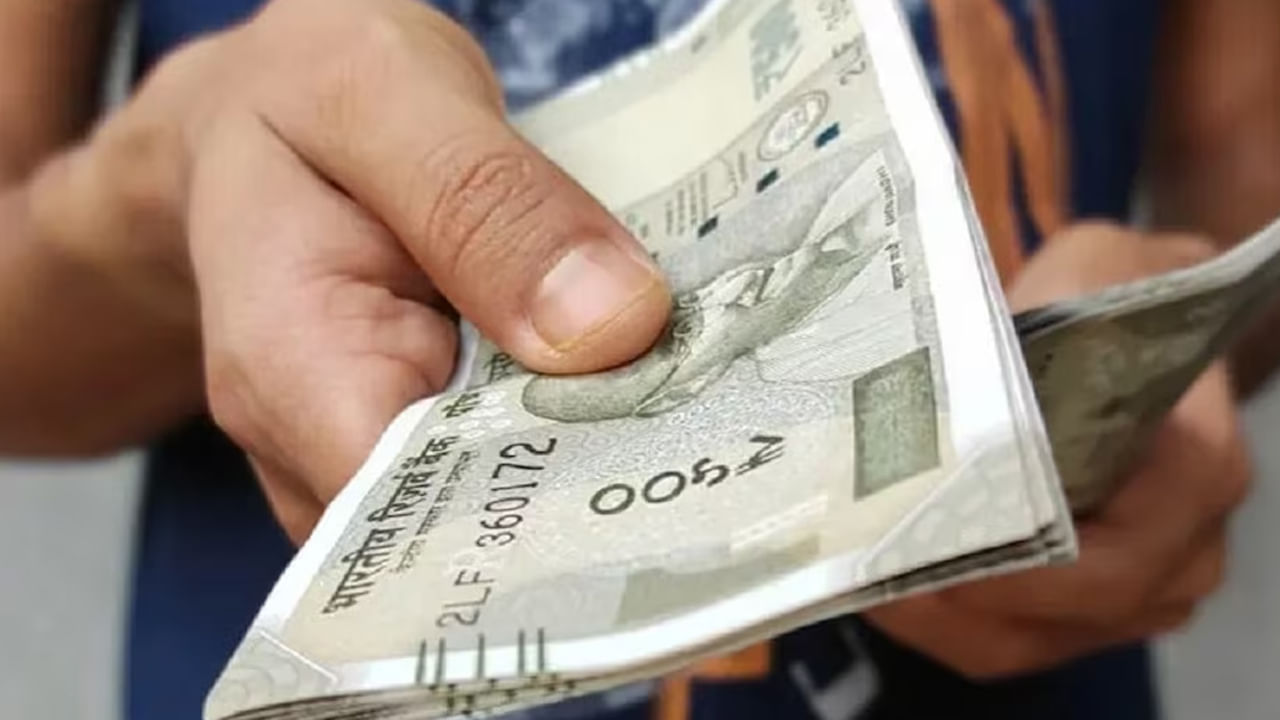  నిబంధనల ఉల్లంఘనకు జరిమానా: మీరు రూ.2 లక్షలకు మించి నగదును అంగీకరిస్తే ఆదాయపు పన్ను శాఖ అందుకున్న మొత్తం నగదు మొత్తానికి సమానమైన జరిమానా విధించవచ్చు. ఉదాహరణకు మీరు ఆస్తి లేదా వ్యాపార లావాదేవీల కోసం రూ.5 లక్షల నగదును అంగీకరిస్తే జరిమానా పూర్తి రూ.5 లక్షల వరకు ఉండవచ్చు. ఈ జరిమానా సెక్షన్ 271DA కింద విధించబడుతుంది. నగదు గ్రహీత బాధ్యత వహించాల్సి ఉంటుంది.