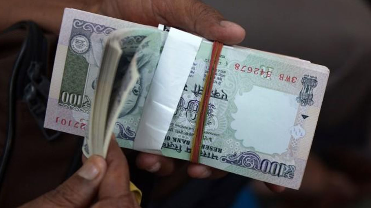  నియమం ఏమిటి?: ఆర్థిక వ్యవస్థలో నల్లధనం, పన్ను ఎగవేతను అరికట్టడానికి రూ.2 లక్షల నగదు లావాదేవీ పరిమితిని విధించారు. బ్యాంకు బదిలీలు, చెక్కులు లేదా డిజిటల్ మార్గాల ద్వారా జరిగే అన్ని పెద్ద లావాదేవీలు పారదర్శకంగా, గుర్తించదగినవిగా ఉండేలా చూసుకోవడమే ప్రభుత్వ లక్ష్యం. స్నేహితుడికి లేదా బంధువుకు డబ్బు ఇవ్వడం వంటి వ్యక్తిగత లావాదేవీలు కూడా రూ.2 లక్షలకు పైగా పరిశీలనకు లోబడి ఉంటాయి.