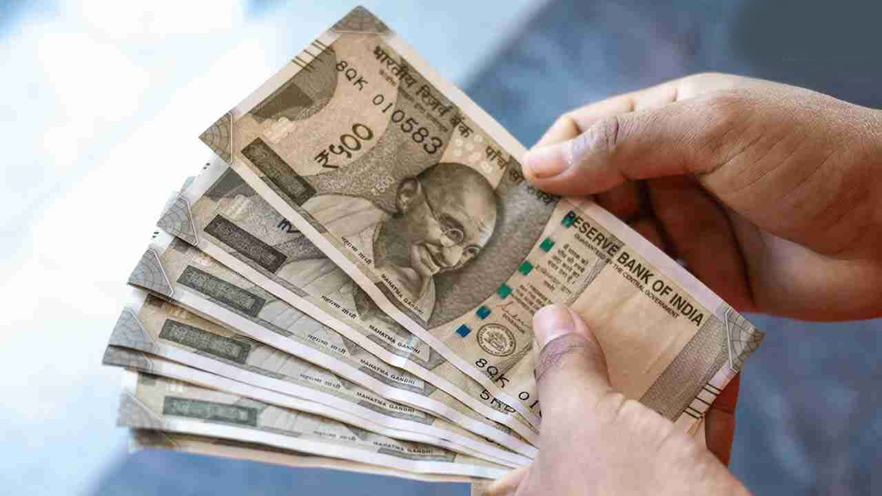  ఆదాయపు పన్ను పరిశీలన పని: ఆదాయపు పన్ను శాఖ అసాధారణమైన లేదా అధిక విలువ గల నగదు డిపాజిట్లు, ఉపసంహరణలను పర్యవేక్షించడానికి AI- ఆధారిత డేటా విశ్లేషణలను ఉపయోగిస్తుంది. ఒక ఆర్థిక సంవత్సరంలో పొదుపు ఖాతాలో రూ.10 లక్షలు లేదా కరెంట్ ఖాతాలో రూ.50 లక్షలకు పైగా నగదు డిపాజిట్లు లేదా ఉపసంహరణల కోసం హెచ్చరిక జారీ చేయవచ్చు. ఇది మాత్రమే కాదు, గుర్తింపును నివారించడానికి రూ.2 లక్షల కంటే తక్కువ లావాదేవీలను అనుమానాస్పదంగా గుర్తించవచ్చు.